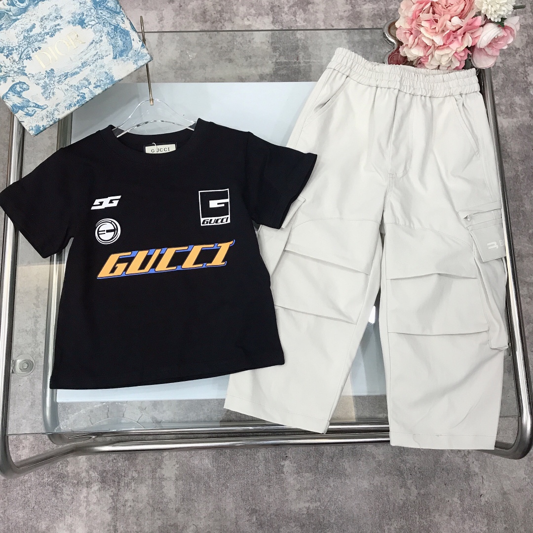 NO:211855,[Spot delivery] GUCC* & Balenciag* Set Printed LOGO Short-sleeved Retro American Working Scimitar Trousers Fixed Weaving and Dyeing Full Cotton Double Yarn Precision Cotton~T-shirt Classic Front and Back Logo Letter Printing with exquisite Working Trousers Customized Three-dimensional Pants Pockets on both sides Selected high-quality custom cotton fabrics Soft and comfortable Simple and fashionable Craftsmanship superimposed visible high-quality Super stylish and beautiful size--120-130-140-150 [CM] Full Packaging 10, Clothes, balenciaga, gucci, T-shirt, tees, t-shirt,19860909【现货发】   GUCC* & Balenciag* 套装 前后两面印花LOGO短袖复古美式工装弯刀长裤定织定染全棉双纱精密棉～T恤经典前后两面logo字母印花搭配精致工装长裤 双侧定制的立体裤兜 甄选高级定制棉面料打造 柔软舒适 简约时尚 工艺叠加 看得见的高品质 超级有型又好看  size--120-130-140-150【CM】 全套包装10,衣服,balenciaga,gucci,T-shirt,tees，t-shirt,,Children's