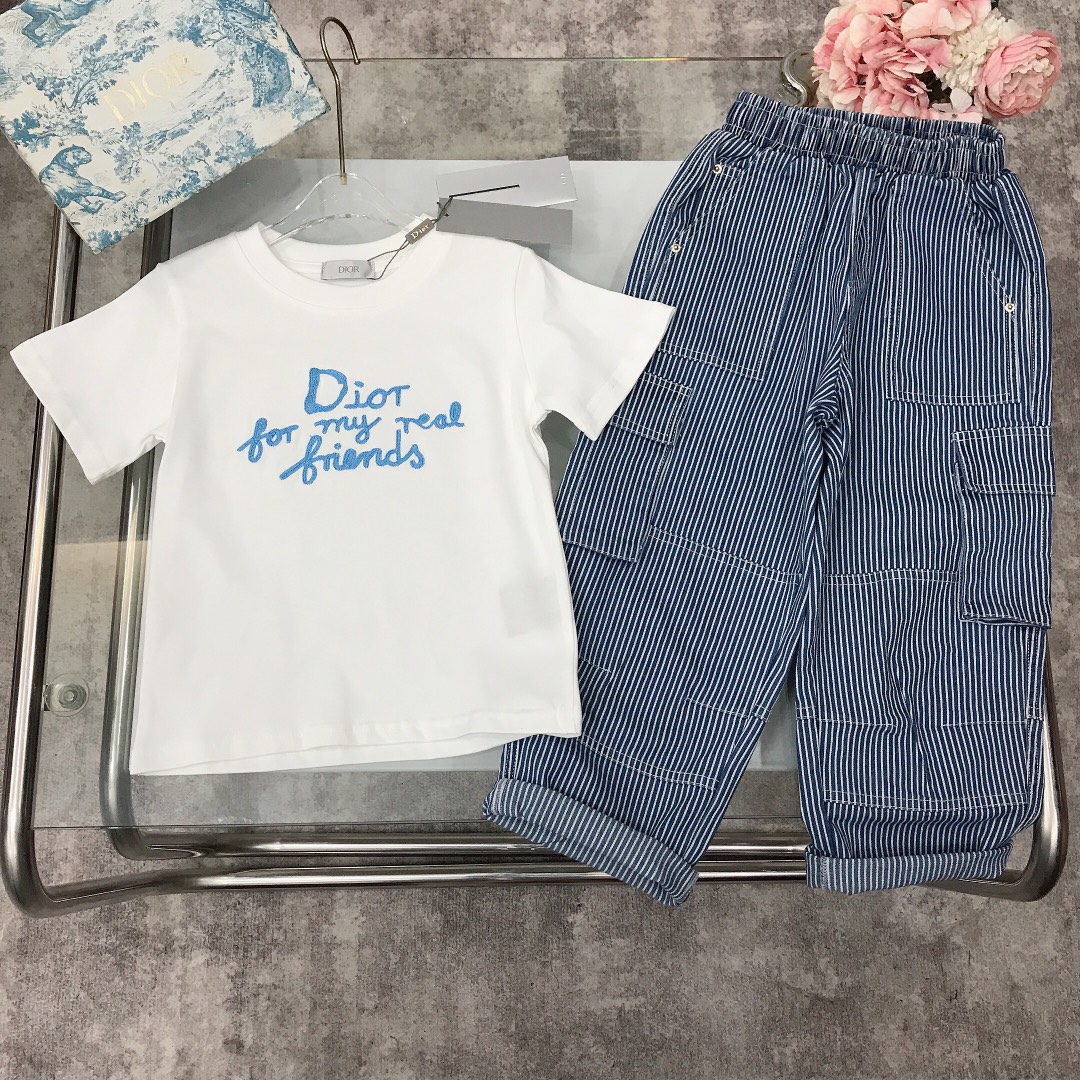 NO:211859,[Spot delivery] DIO* Set Embroidered LOGO Short-sleeved denim trousers fixed-woven and dyed cotton double yarn precision cotton ~ T-shirt classic logo letters paired with blue and white striped jeans Customized three-dimensional trousers pockets on both sides Selected high-quality custom cotton fabrics to create soft and comfortable Simple and fashionable Craftsmanship superimposed visible high quality Super stylish and beautiful size--120-130-140-150 [CM] Full set of packaging 10, clothes, dior, jeans, T-shirt, tees, t-shirt,19860909【现货发】   DIO* 套装 刺绣LOGO短袖牛仔长裤定织定染全棉双纱精密棉～T恤经典logo字母搭配蓝白色条纹牛仔裤 双侧定制的立体裤兜 甄选高级定制棉面料打造 柔软舒适 简约时尚 工艺叠加 看得见的高品质 超级有型又好看  size--120-130-140-150【CM】 全套包装10,衣服,dior,jeans,T-shirt,tees，t-shirt,,Children's