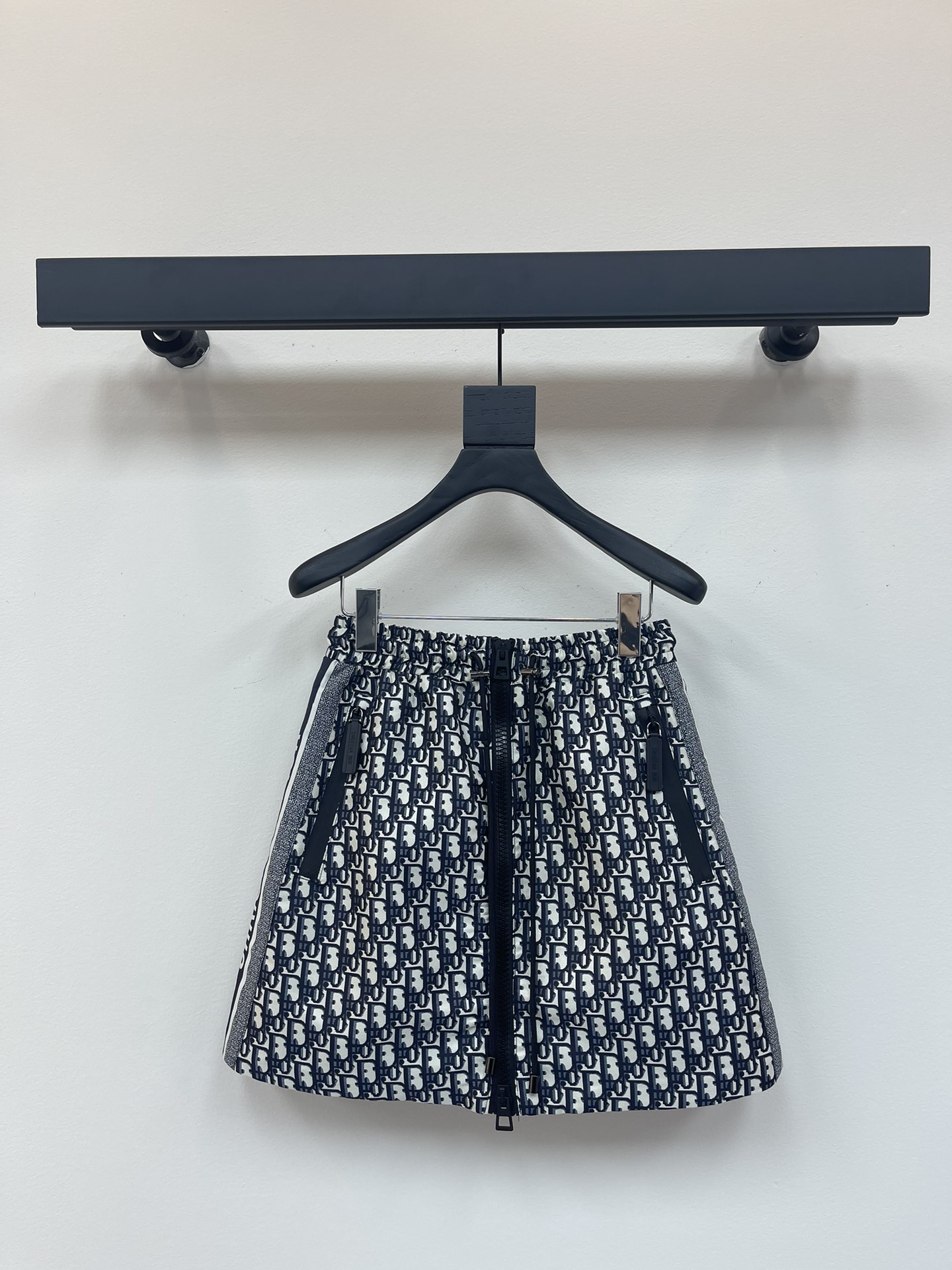 NO:434863,Dio* 25 latest presbyterian zipper skirt. This zipper mini skirt comes from the Alps limited series, integrating the aesthetic style of sportswear with the brand's high-order spirit. It is carefully crafted with quilted taffeta technology fabric, decorated with blue Oblique prints, flared tailoring, and zippered front zipper design enhances the sense of fashion, with zippered pockets and Christian logo on the sides. It can be matched with other Alps items to create a sophisticated look. SML, dior, loro piana, skirts, alexander wang19860909Dio* 25最新款老花拉链半裙.这款拉链迷你裙来自Alps 限定系列,将运动服饰的美学风格与 品牌的高订精神融为一体.采用绗缝塔夫绸科技面料精心制作,饰以蓝色Oblique 印花,喇叭形剪裁,正面拉链设计提升时尚感,配有拉链口袋,侧面饰以Christian 标志.可与其他Alps 单品搭配,打造精致造型.SML,,dior,loro piana,skirts,alexander wang,Women's clothing