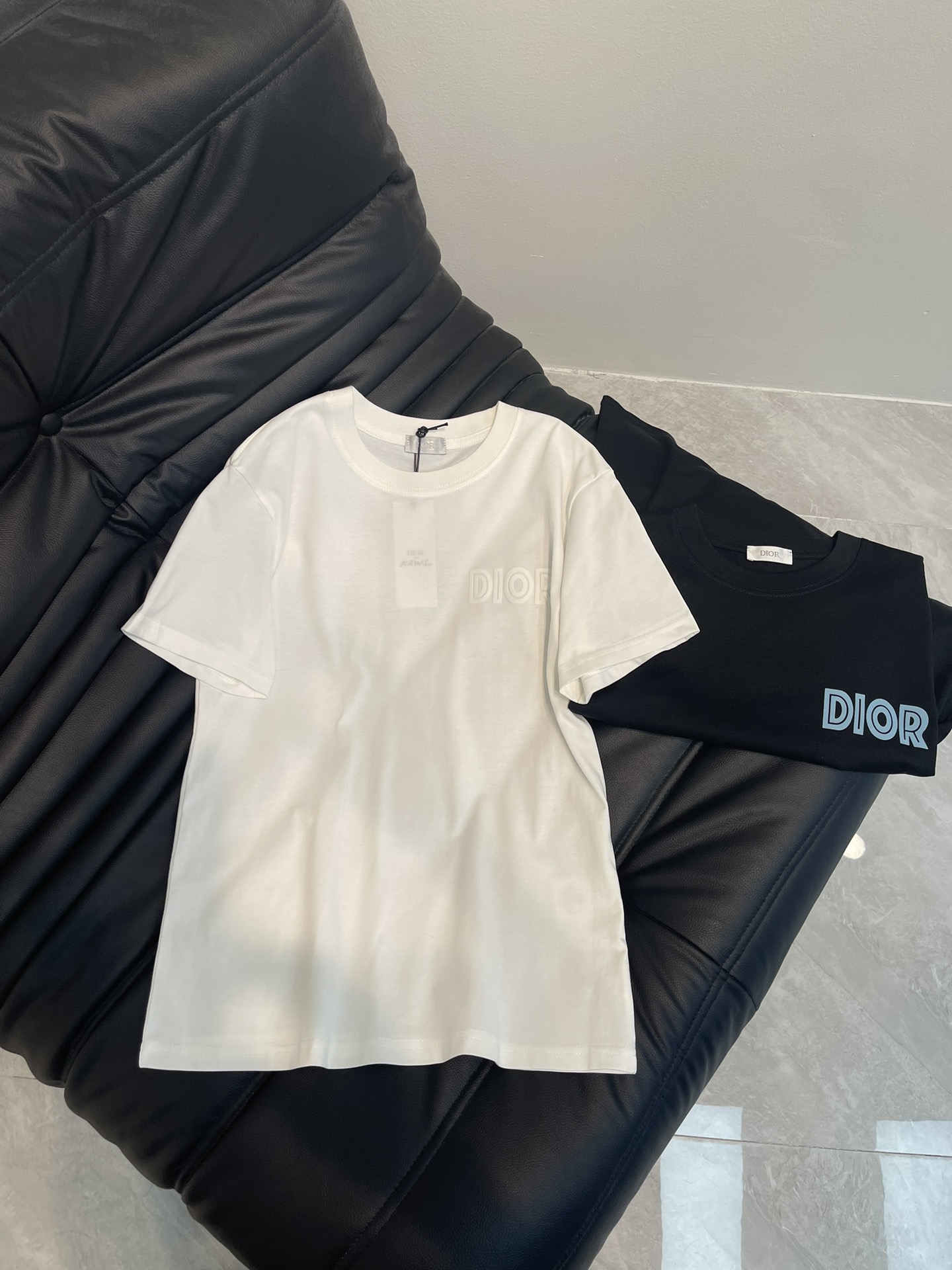 NO:318737,Dior* 2025 spring and summer new style first-time counter latest short-sleeved round neck T-shirt, avant-garde and fashionable design!  Brand logo fabric. Soft feel and comfortable to wear. The counter-level exquisite car line. Fine workmanship black and white SML,,dior,T-shirt,tees,t-shirt,alexander wang19860909Dior* 2025春夏新款首发专柜最新款短袖圆领T恤 设计前卫时尚！品牌logo面料.手感柔软.穿着舒适.专柜级别精致车线.做工精细 黑色 白色 SML,,dior,T-shirt,tees，t-shirt,alexander wang,Women's clothing