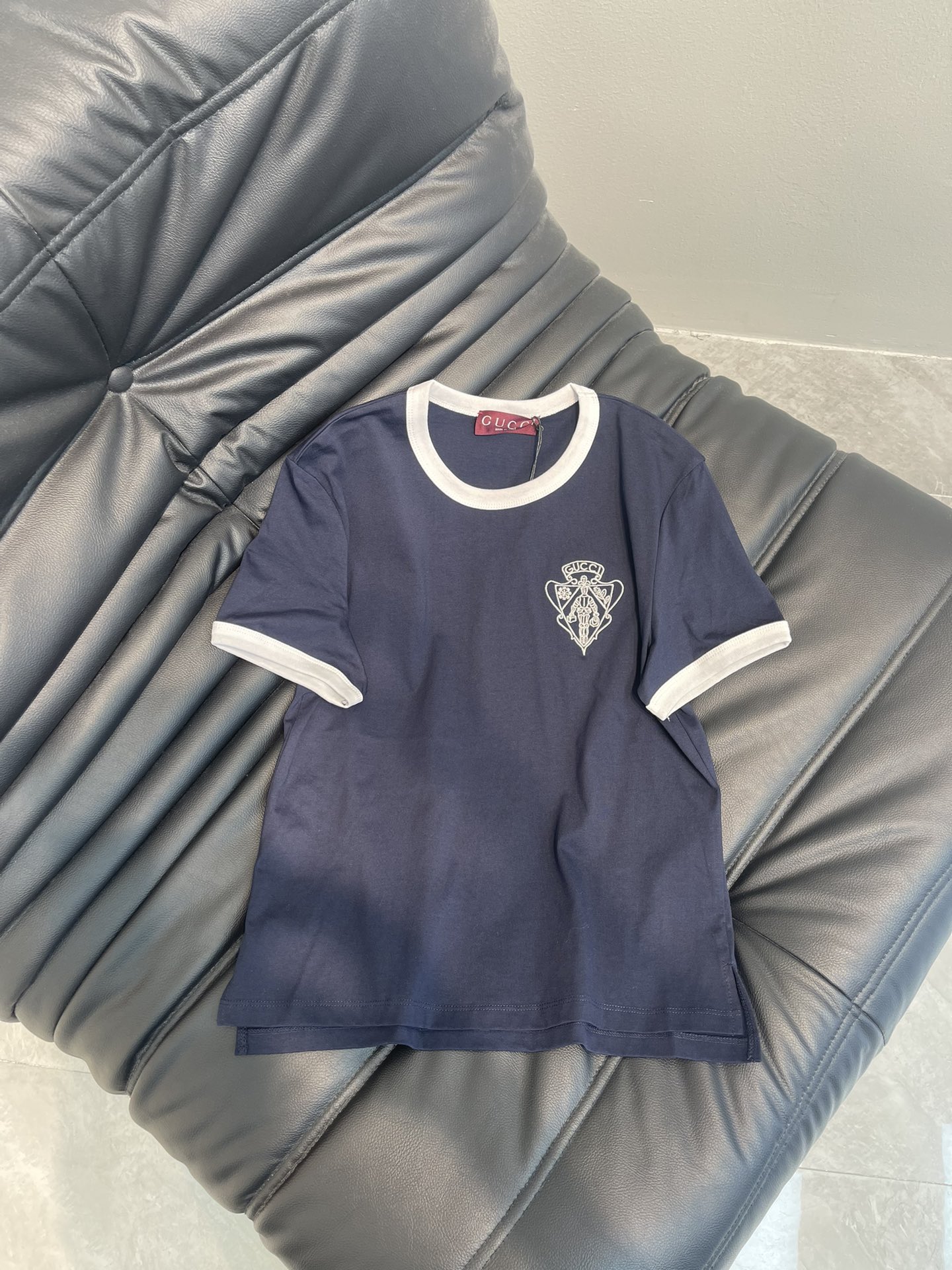 NO:318736,Gucc* Embroidered round neck Customized YB native cotton material Elastic and comfortable, full texture Slim round neck shirt cut Highlights the brand style The material is elastic and fits slim, presents a slim visual effect The neckline cuffs are designed with contrasting threads The chest shield logo makes simple basic style instantly and fashionable in seconds Showing high-end style The inner wear is brilliant and fashionable Customized surface accessories Definite version High-end version SML,,gucci,alexander wang19860909Gucc* 刺绣圆领 定制YB原生全棉材质 弹力舒适 质感十足 修身圆领恤裁剪 凸显品牌格调 材质带有弹力 贴合修身 呈现显瘦视觉效果 领口袖口以撞色螺纹作设计亮点 胸前盾牌徽标让简单的基础款式 秒变时尚单品 彰显高级格调 单穿内搭都出彩时髦 定制面辅料 认准版本 高版本 SML,,gucci,alexander wang,Women's clothing