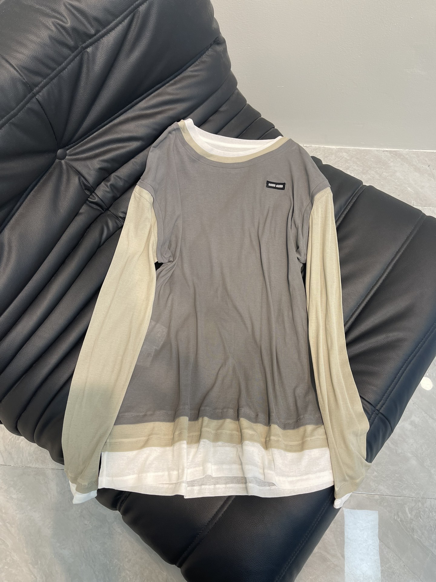 NO:318732,Miu Mi*｜25 Early Spring Counter Long Sleeve Cotton Contrast Color Spliced ​​Top with Exquisite Round Neck Design is high-end and fashionable!  1:1 exquisite brand letter patch embroidery, adding fashionable style, harmonious matching of Meidela color system, overlapping style interprets autumn and winter style, versatile king style, workmanship quality depends on details High-end version, miumiu, alexander wang19860909Miu Mi*｜25早春专柜长袖棉质撞色拼接上衣 精致圆领 设计高级又时髦！1:1精致品牌字母贴布绣,增添时尚格调,美德拉色系搭配和谐,叠搭风演绎秋冬造型,百搭王炸款 做工品质看细节 高版本,,miumiu,alexander wang,Women's clothing