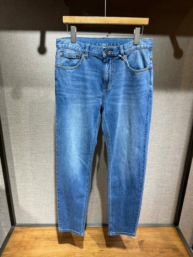 NO:130241,New, VLTN logo wash water and old with elastic jeans. Full of design details, genuine leather accessories, normal size, fabric with elasticity and comfortable wear. Size: 30-38 (single size, no 37), jeans, alexander wang19860909上新,VLTN标识洗水做旧带弹力牛仔裤. 满满的设计细节,真皮料饰物,正常尺码,面料带弹力穿着舒适. 尺码:30-38(有单码,没37),,jeans,alexander wang,Men's clothing