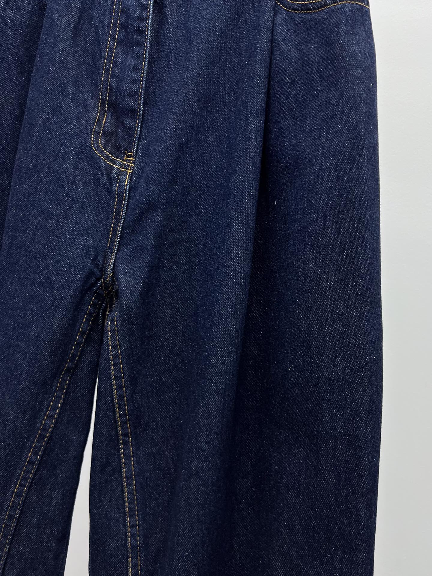 “Vivienne Westwood Saturn Logo Embroidered Jeans: Classic Wide-Cut Suit for Women” - 图片 4