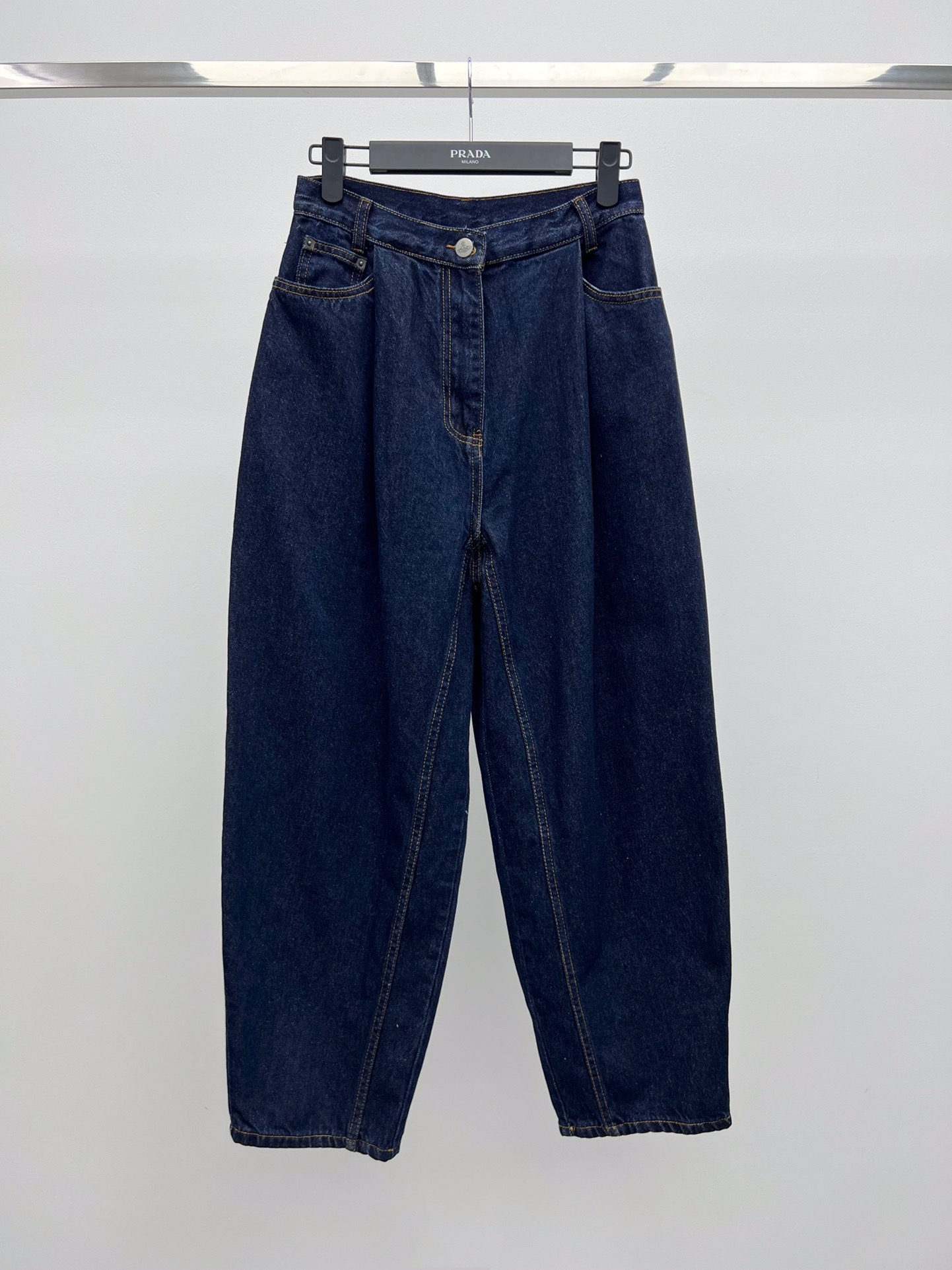 “Vivienne Westwood Saturn Logo Embroidered Jeans: Classic Wide-Cut Suit for Women” - 图片 1