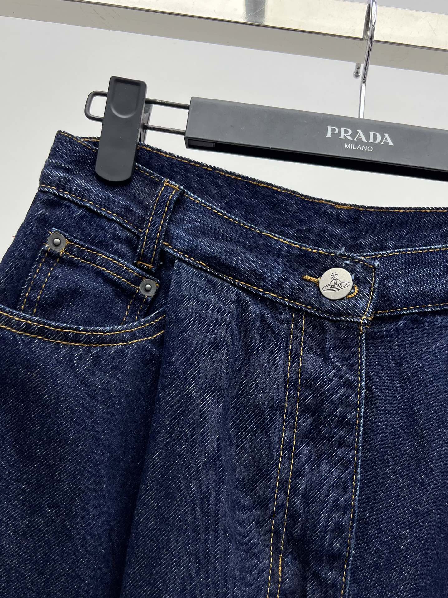 “Vivienne Westwood Saturn Logo Embroidered Jeans: Classic Wide-Cut Suit for Women” - 图片 3