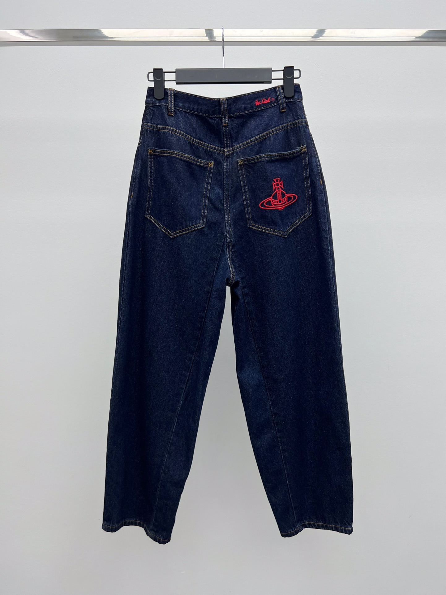 “Vivienne Westwood Saturn Logo Embroidered Jeans: Classic Wide-Cut Suit for Women” - 图片 6
