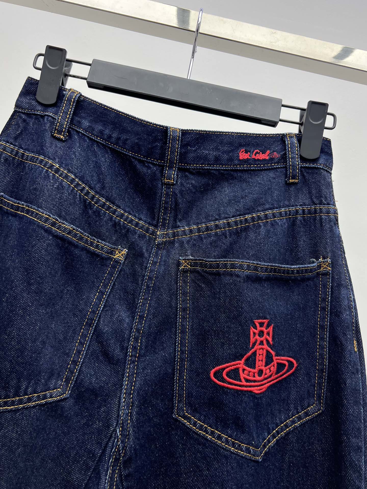 “Vivienne Westwood Saturn Logo Embroidered Jeans: Classic Wide-Cut Suit for Women” - 图片 7