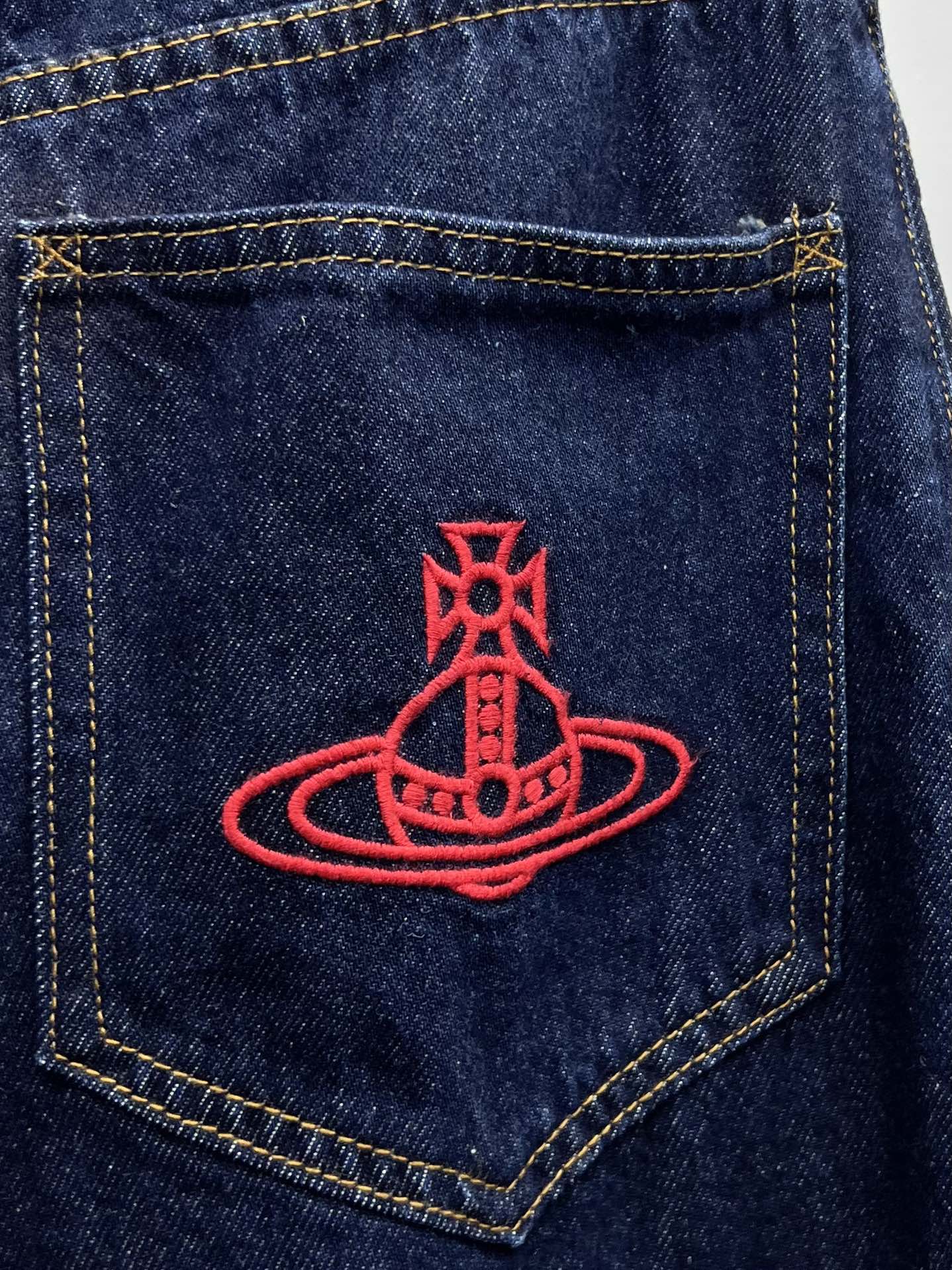 “Vivienne Westwood Saturn Logo Embroidered Jeans: Classic Wide-Cut Suit for Women” - 图片 8