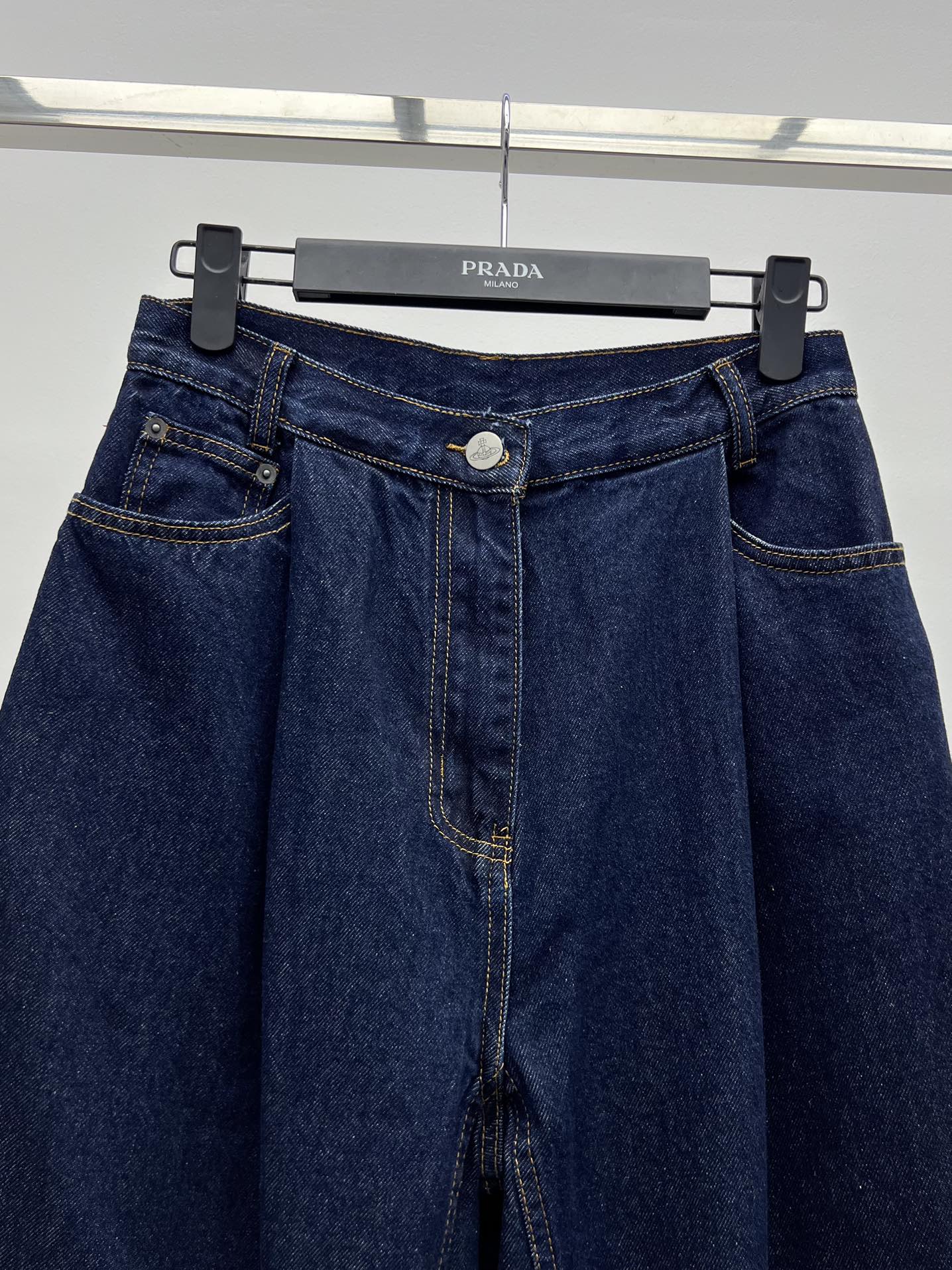 “Vivienne Westwood Saturn Logo Embroidered Jeans: Classic Wide-Cut Suit for Women” - 图片 2