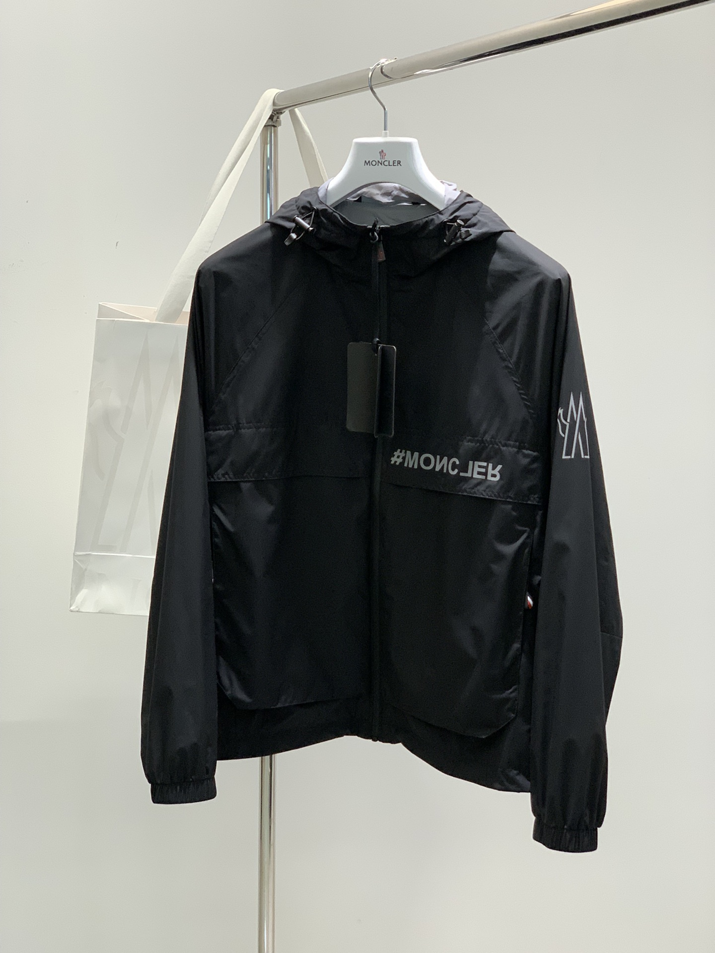 PEJ，Moncler 蒙口，春季最新品，专柜同步有售，原单狠货，时尚休闲连帽外套，上身舒适！吸睛而有亮点，采用进口原版面料，顶级印花工艺字母图案logo，原版五金辅料装饰，简单而不失时尚，上身时尚帅气，⃣色推荐，码数：M-XL