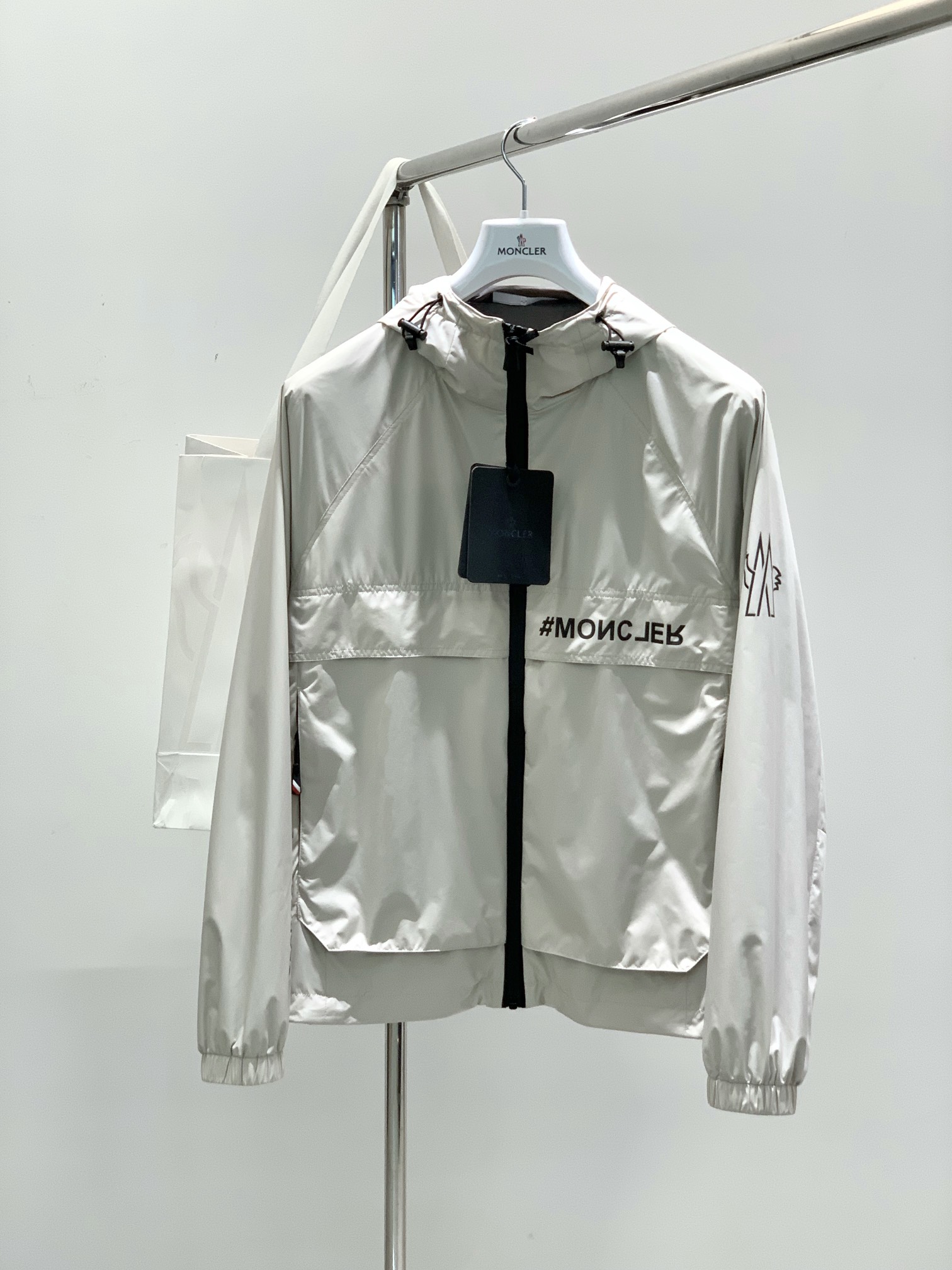 PEJ，Moncler 蒙口，春季最新品，专柜同步有售，原单狠货，时尚休闲连帽外套，上身舒适！吸睛而有亮点，采用进口原版面料，顶级印花工艺字母图案logo，原版五金辅料装饰，简单而不失时尚，上身时尚帅气，⃣色推荐，码数：M-XL