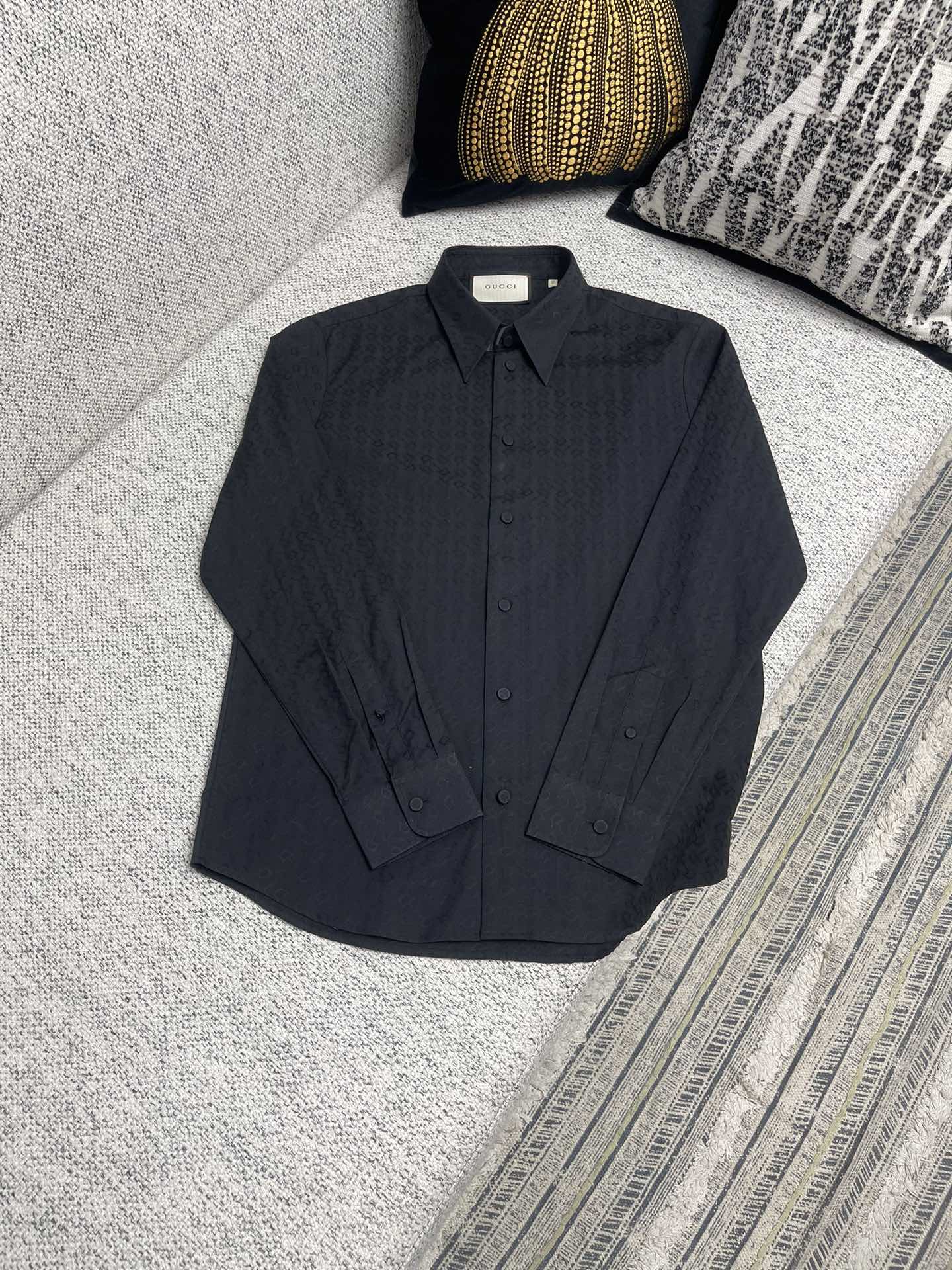   G家     ss新款Gucci深入探索晚礼服系列，在色调精致低调的款型中融入标志性马衔扣图案。\n码数：S.M.L.XL.XXL.