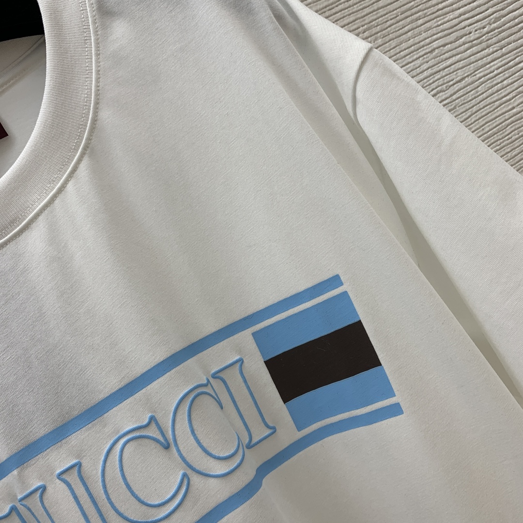 【GUCCI古驰】💰230💰
2025春夏新款 男女同款❤️高端定制横版字母logo徽标宽松显瘦休闲圆领短袖t恤上衣！
黑色、白色，𝐒𝐌𝐋 𝐗𝐋（M码：肩宽52，胸围114，袖长23，衣长74）