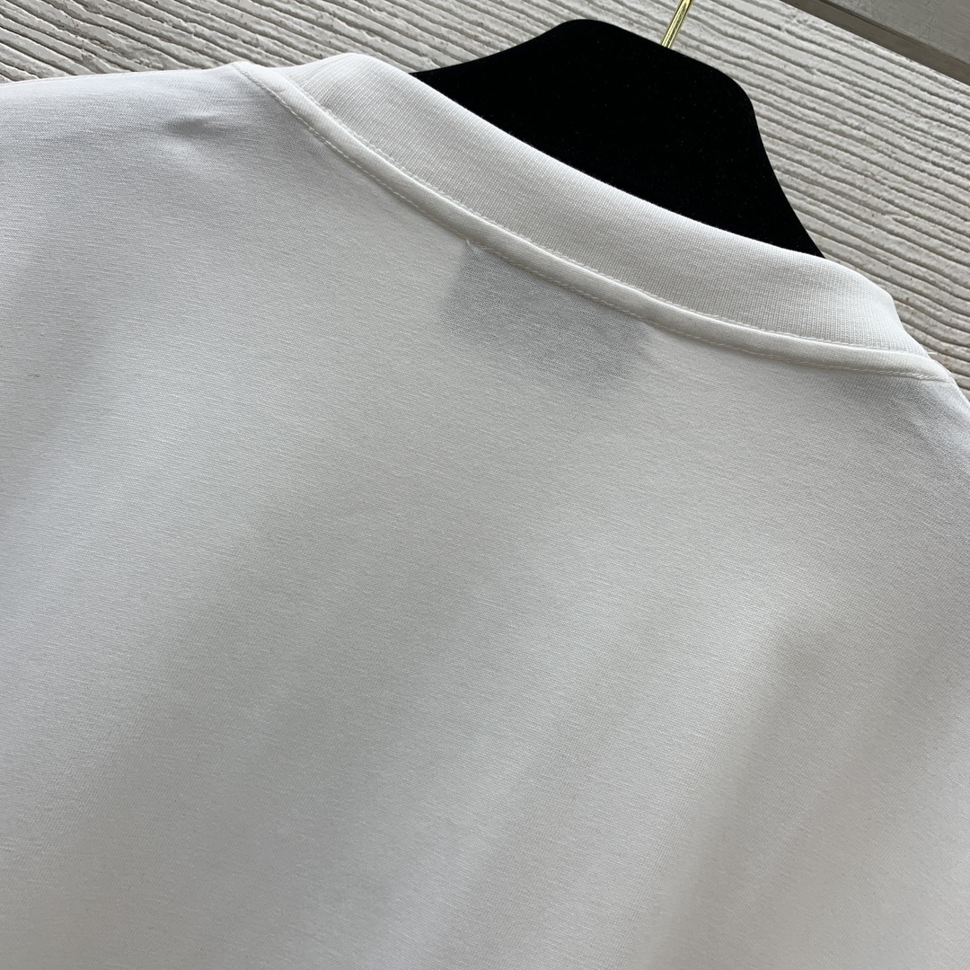 【GUCCI古驰】💰230💰
2025春夏新款 男女同款❤️高端定制横版字母logo徽标宽松显瘦休闲圆领短袖t恤上衣！
黑色、白色，𝐒𝐌𝐋 𝐗𝐋（M码：肩宽52，胸围114，袖长23，衣长74）