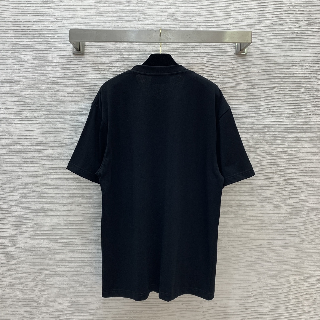 【GUCCI古驰】💰230💰
2025春夏新款 男女同款❤️高端定制横版字母logo徽标宽松显瘦休闲圆领短袖t恤上衣！
黑色、白色，𝐒𝐌𝐋 𝐗𝐋（M码：肩宽52，胸围114，袖长23，衣长74）