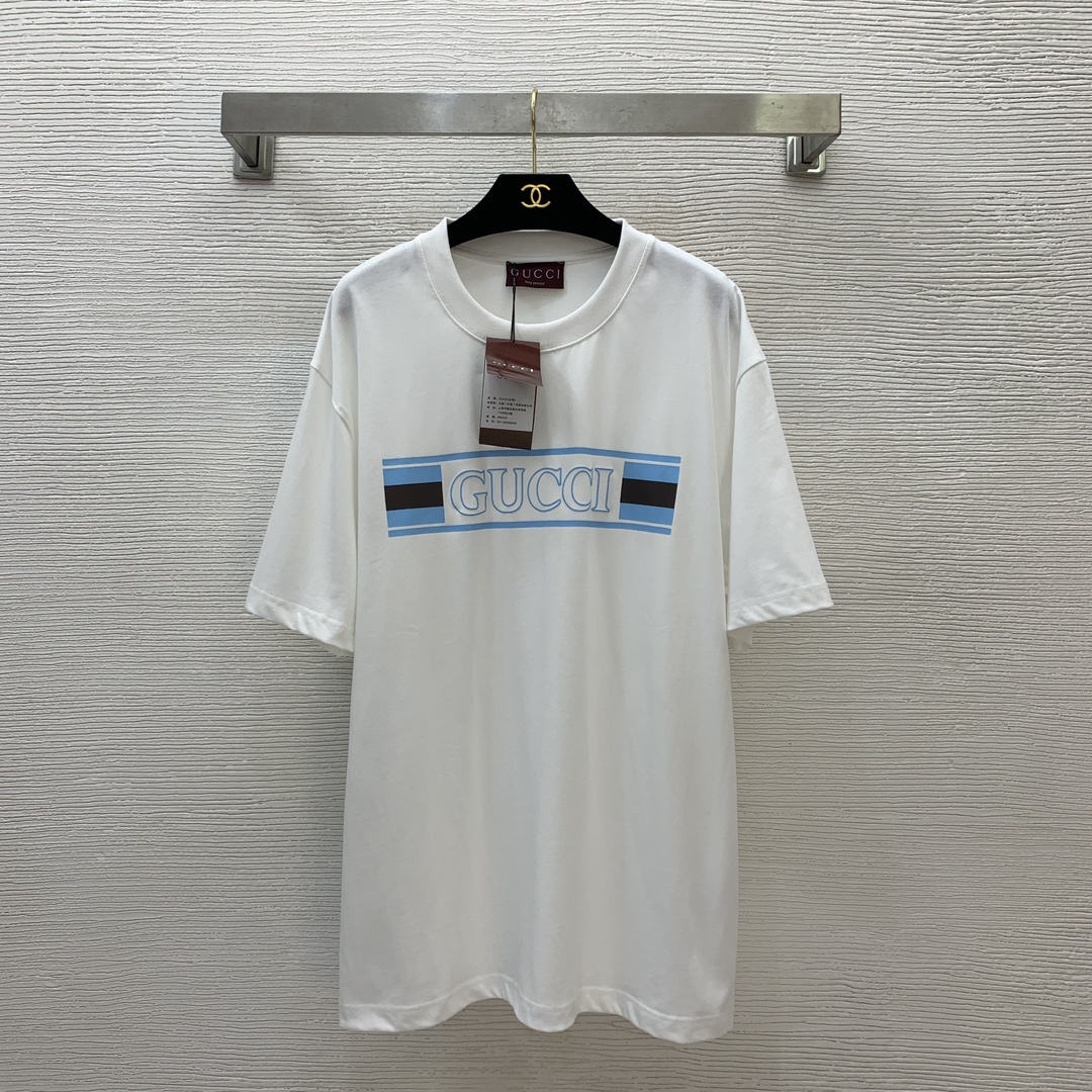 【GUCCI古驰】💰230💰
2025春夏新款 男女同款❤️高端定制横版字母logo徽标宽松显瘦休闲圆领短袖t恤上衣！
黑色、白色，𝐒𝐌𝐋 𝐗𝐋（M码：肩宽52，胸围114，袖长23，衣长74）