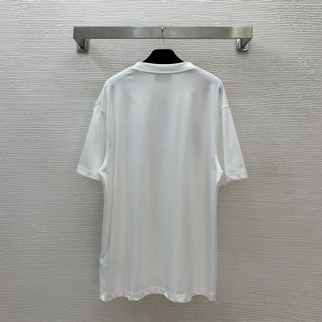 【GUCCI古驰】💰230💰
2025春夏新款 男女同款❤️高端定制横版字母logo徽标宽松显瘦休闲圆领短袖t恤上衣！
黑色、白色，𝐒𝐌𝐋 𝐗𝐋（M码：肩宽52，胸围114，袖长23，衣长74）
