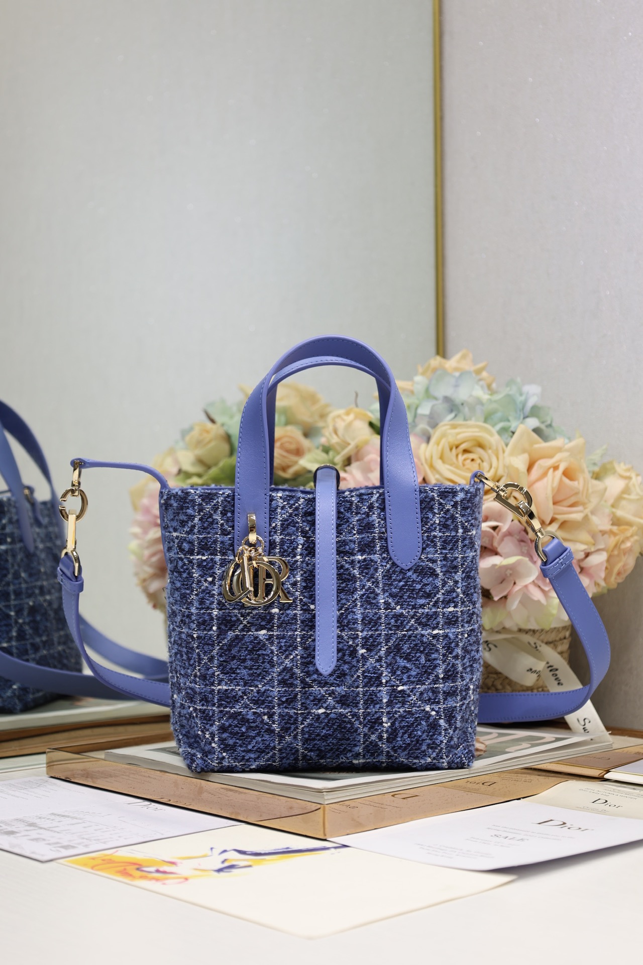 NO:389251,Small Dior Toujours vertical handbag 'Blue Cloth' This Dior Toujours vertical handbag is stylish and practical and unique. It is carefully crafted from blue tweed and other materials, decorated with white rattan plaid patterns, and the spacious internal compartment can store all kinds of daily necessities. It has a slim leather lace-up closure, which can safely store all kinds of items. It also has CD Lock letter D knob buckle, which can be adjusted on both sides to enhance the style. Small style, top leather handle with removable leather shoulder straps, which can be carried, shoulder or crossbody. Double-close design slim lace-up buckle and Christian Dior Paris lace-up CD Lock buckle D.I.O.R. pendant Interior insertion bag can hold cards Top leather handle  Removable leather shoulder strap Model 2836 Dimensions 18.5 x 18.5 x 12 cm (L x H x W) Storage 2 wallets, 1 cell phone, 2 card clips, sunglasses and lipstick, Dior, dior, dior, wallets19860909小号 Dior Toujours 竖版手袋「蓝色粗花布」 这款 Dior Toujours 竖版手袋时尚实用,别具一格.采用蓝色粗花呢等材质精心制作,饰以白色藤格纹图案,宽敞的内部隔层可收纳各种日常用品.设有纤细皮革系带开合,可安全收纳各种物品,另有 CD Lock 字母 D 旋钮式扣环,可调节两侧,提升格调.小号款式,顶部皮革手柄搭配可拆卸的皮革肩带,可手提、肩背或斜挎. 双开合设计纤细系带和 Christian Dior Paris 系带搭配 CD Lock 扣环 D.I.O.R. 吊饰 内部插袋可放置卡片 顶部皮革手柄 可拆卸皮革肩带 型号2836 尺寸18.5 x 18.5 x 12 厘米（长 x 高 x 宽） 可收纳 2 个钱包、1 部手机、2 个卡夹、太阳眼镜和唇膏,迪奥,dior,dior,wallets,Bag