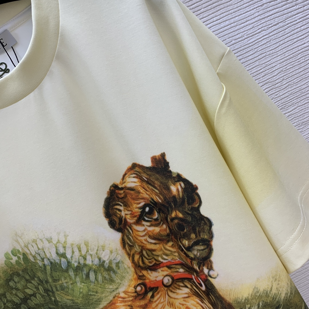 【LOEWE罗意威】💰268💰
2025春夏新款 男女同款❤️高版本！明星杨幂同款大版型tee！男友风卡通动物草丛狗狗印花图案宽松时尚短袖t恤！
𝐒𝐌𝐋 𝐗𝐋（M码：肩宽58，胸围114，袖长19，衣长74）