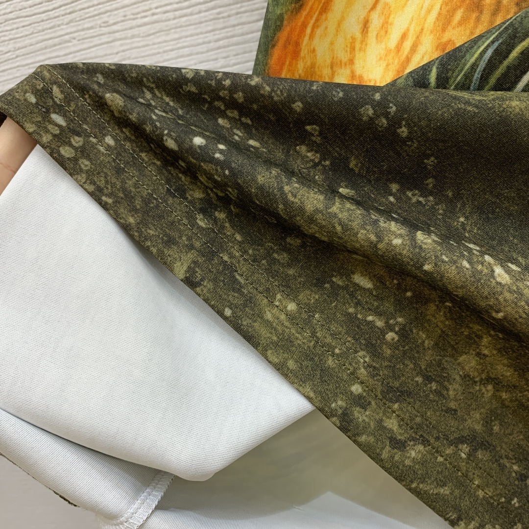 【LOEWE罗意威】💰268💰
2025春夏新款 男女同款❤️高版本！明星杨幂同款大版型tee！男友风卡通动物草丛狗狗印花图案宽松时尚短袖t恤！
𝐒𝐌𝐋 𝐗𝐋（M码：肩宽58，胸围114，袖长19，衣长74）