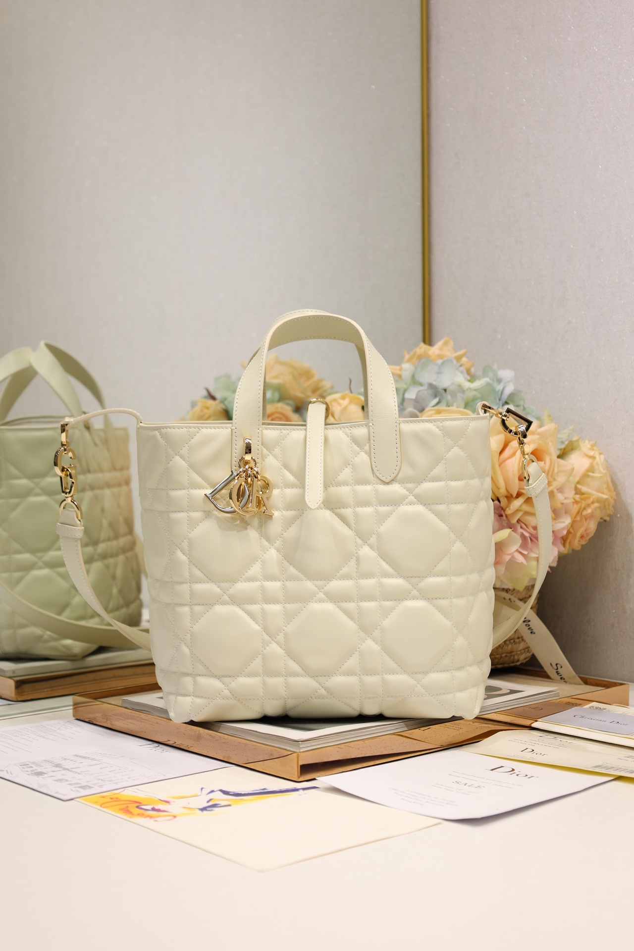 NO:389263,#Medium Dior Toujours vertical handbag 'White' This Dior Toujours vertical handbag is stylish and practical. It is carefully crafted from white cowhide leather and is decorated with a large quilted plaid pattern to enhance the style, highlighting the exquisite craftsmanship of Dior. The spacious internal compartment can accommodate various daily necessities. It has a slim leather lace-up closure, which can be safely stored in all kinds of items. It also has CD Lock letter D knob buckle, which can be adjusted on both sides to enhance the style. The medium style, the top leather handle is paired with removable leather shoulder straps, which can be carried, shoulder or crossbody. The double-close design is slim lace-up and Christian Dior Paris lace-up CD Lock buckle D.I.O.R. pendant Interior insertion bag can hold cards  Top leather handle Removable leather shoulder strap Model 2836 Dimensions 23 x 24 x 16 cm (L x H x W) Storage 2 wallets, 1 cell phone, 2 card clips, sunglasses and lipstick, Dior, dior, wallets, cowhide19860909#中号 Dior Toujours 竖版手袋「白色」 这款 Dior Toujours 竖版手袋时尚实用,别具一格.采用白色牛皮革精心制作,饰以绗缝效果超大藤格纹图案提升格调,彰显 Dior 的精湛工艺,宽敞的内部隔层可收纳各种日常用品.设有纤细皮革系带开合,可安全收纳各种物品,另有 CD Lock 字母 D 旋钮式扣环,可调节两侧,提升格调.中号款式,顶部皮革手柄搭配可拆卸的皮革肩带,可手提、肩背或斜挎. 双开合设计纤细系带和 Christian Dior Paris 系带搭配 CD Lock 扣环 D.I.O.R. 吊饰 内部插袋可放置卡片 顶部皮革手柄 可拆卸皮革肩带 型号2836 尺寸23 x 24 x 16 厘米（长 x 高 x 宽） 可收纳 2 个钱包、1 部手机、2 个卡夹、太阳眼镜和唇膏,迪奥,dior,dior,wallets,cowhide,Bag