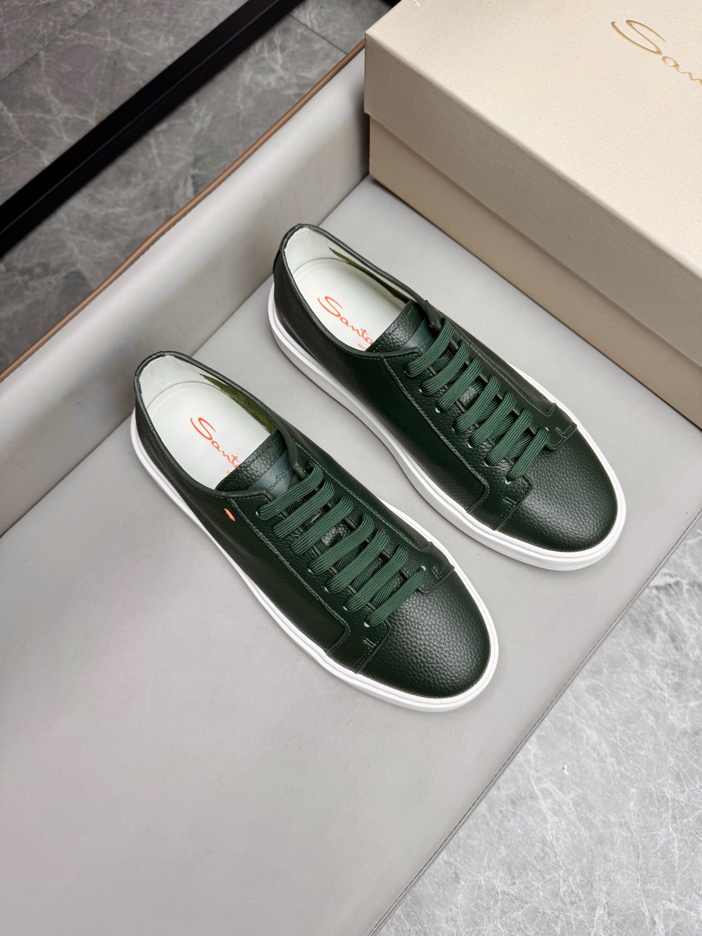 NO:221844,Brand Santoni original color matching Size 39-44 Customized 45.46 Price Material Santoni Italian men's handmade calfskin casual shoes Pure handmade shoe brand, each pair of shoes is simple and classic, using 