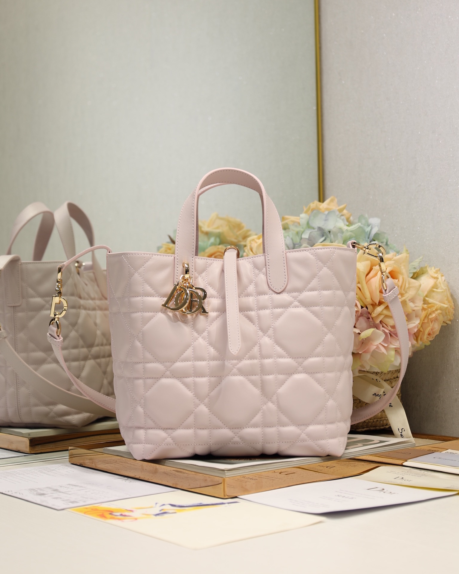 NO:389271,#Medium Dior Toujours vertical handbag 'Light Pink' This Dior Toujours vertical handbag is stylish and practical and unique. It is carefully crafted from light pink cowhide leather and is decorated with a large quilted plaid pattern to enhance the style, highlighting the exquisite craftsmanship of Dior. The spacious internal compartment can accommodate various daily necessities. It has a slim leather lace-up closure, which can safely store all kinds of items. It also has CD Lock letter D knob buckle, which can be adjusted on both sides to enhance the style. The medium style, the top leather handle is paired with a removable leather shoulder strap, which can be carried, shoulder or crossbody. The double-close design is slim lace-up and Christian Dior Paris lace-up CD Lock buckle D.I.O.R.  Internal insertion bag for card placing Top leather handle Removable leather shoulder strap Model 2836 Dimensions 23 x 24 x 16 cm (L x H x W) Storage 2 wallets, 1 cell phone, 2 card clips, sunglasses and lipstick, Dior, dior, wallets, cowhide19860909#中号 Dior Toujours 竖版手袋「浅粉色」 这款 Dior Toujours 竖版手袋时尚实用,别具一格.采用浅粉牛皮革精心制作,饰以绗缝效果超大藤格纹图案提升格调,彰显 Dior 的精湛工艺,宽敞的内部隔层可收纳各种日常用品.设有纤细皮革系带开合,可安全收纳各种物品,另有 CD Lock 字母 D 旋钮式扣环,可调节两侧,提升格调.中号款式,顶部皮革手柄搭配可拆卸的皮革肩带,可手提、肩背或斜挎. 双开合设计纤细系带和 Christian Dior Paris 系带搭配 CD Lock 扣环 D.I.O.R. 吊饰 内部插袋可放置卡片 顶部皮革手柄 可拆卸皮革肩带 型号2836 尺寸23 x 24 x 16 厘米（长 x 高 x 宽） 可收纳 2 个钱包、1 部手机、2 个卡夹、太阳眼镜和唇膏,迪奥,dior,dior,wallets,cowhide,Bag