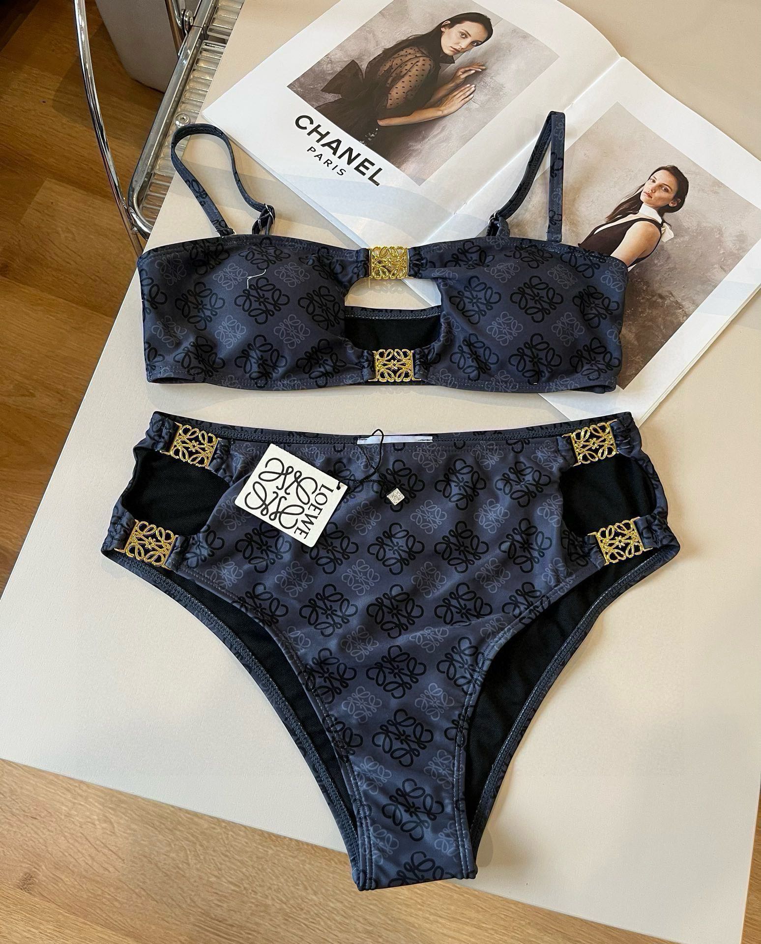 NO:303964,The new split hardware is suitable for swimsuits in various scenarios. The beach, swimming pool, hot spring, water park, rafting can be worn inside. The one-piece design covers the flesh and looks tall. The abdomen is a bit fleshy and does not affect our beauty. The fabric is breathable and comfortable. The quick-drying elastic swimsuit is easier to clean. S M L Xl swimsuits, swimsuits, bikinis19860909新款分体对版五金适合多种场景的游泳衣♀海边 游泳池 温泉 水上乐园 漂流都可以内搭也完全可以 连体设计遮肉显高挑 腹部有点肉肉也不影响咱美美的 面料透气舒适.速干弹性的游泳衣更加帖肤易清洗 码数S M L Xl泳衣泳裤比基尼,泳衣，泳裤，比基尼,swimsuits,bikinis,accessory