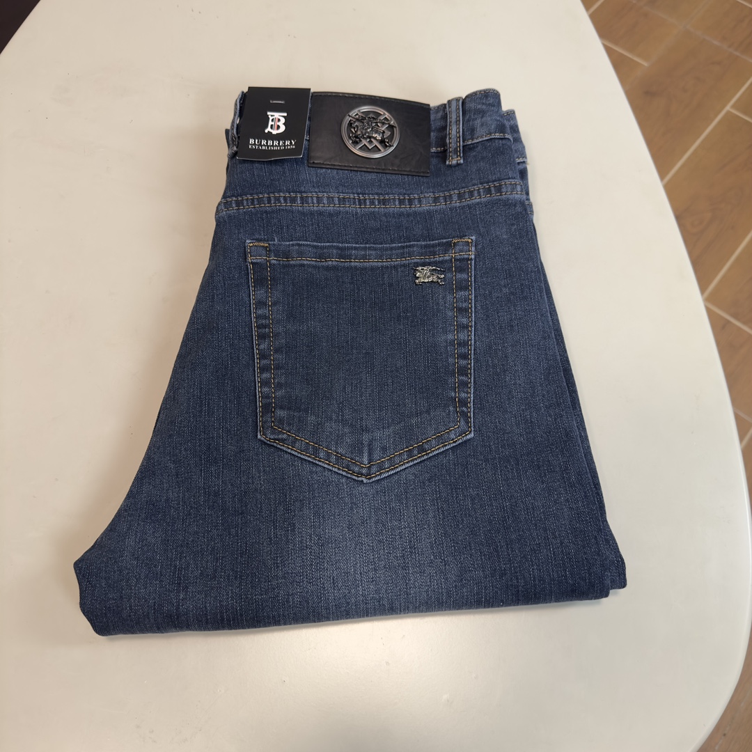 NO:483211,BBR Burberry exclusively offers new jeans, high-end version!  Customized fabrics for counters are breathable and comfortable, with impeccable details, and the brand element design concept reflects high quality. The feel is delicate and soft!  It is casually cut, with a great upper body style!  Count 29-38 None 37, burberry, jeans, alexander wang19860909BBR 巴宝莉独家专供新款 牛仔裤,高端版本！专柜定制面料 透气舒适度高,细节无可挑剔,品牌元素设计理念,体现高品质.手感细腻柔软！呈现休闲裁剪,上身版型超赞！ 码数29-38 无37,,burberry,jeans,alexander wang,Men's clothing