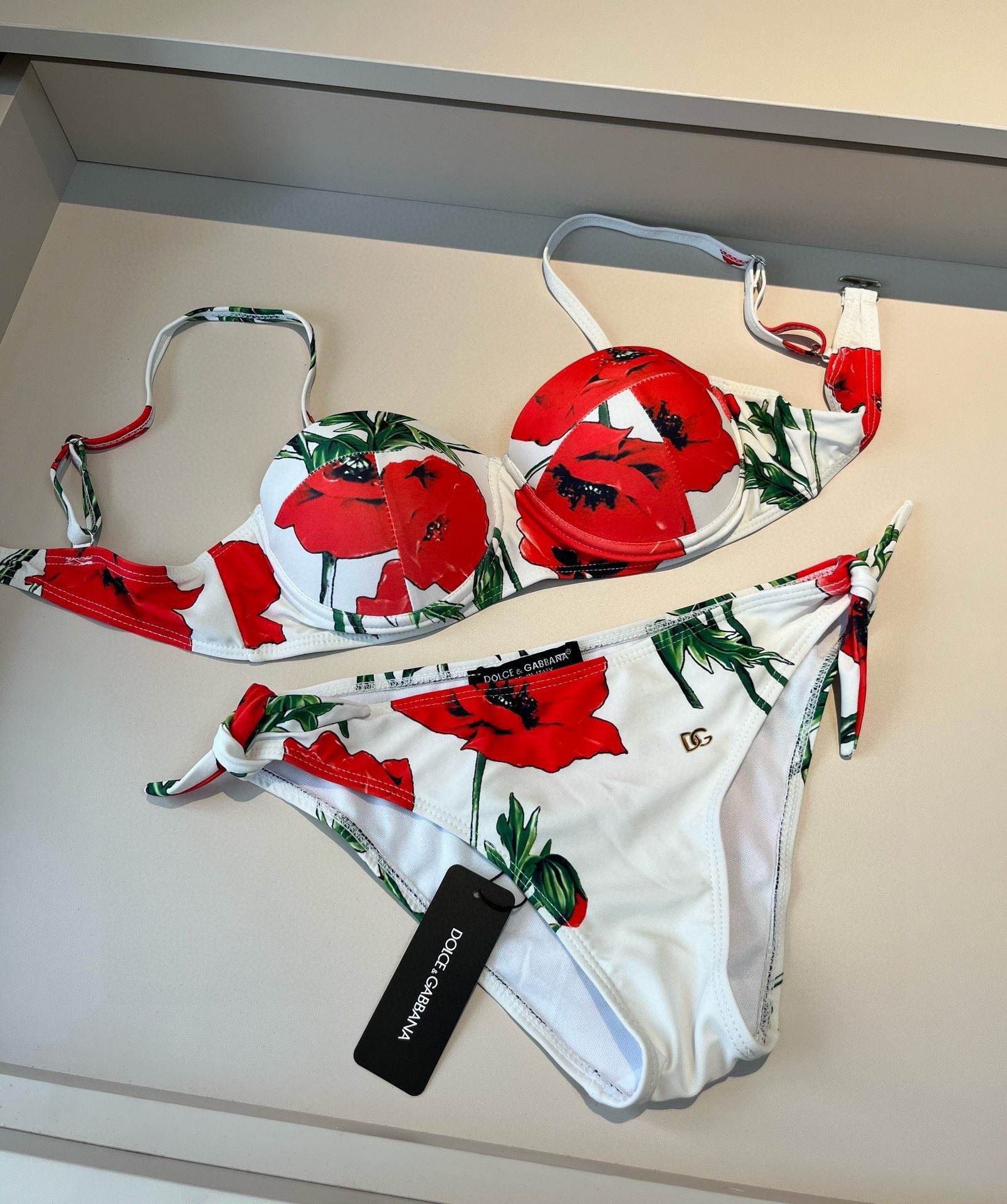 NO:303993,D&G Dolce & Gabbana classic bikini suitable for swimsuits in many scenarios♀Seaside, swimming pool, hot spring, water park, rafting can be worn inside and outside, and the fabric is breathable and comfortable. Quick-drying elastic swimsuits are more easy to clean. S M L XL swimsuits, swimsuits, swimsuits, bikinis, Dolce & Gabbana, Dolce & Gabbana, swimsuits, swimsuits, bikinis19860909D&G杜嘉班纳经典比基尼适合多种场景的游泳衣♀海边 游泳池 温泉 水上乐园 漂流都可以内搭外穿也完全可以 面料透气舒适.速干弹性的游泳衣更加帖肤易清洗S M L XL泳衣泳裤比基尼,泳衣，泳裤，比基尼,Dolce&Gabbana,Dolce&Gabbana,swimsuits,bikinis,accessory