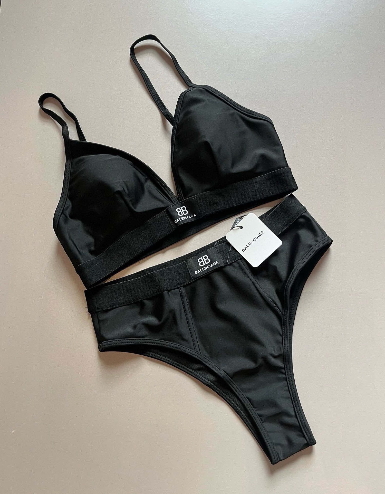 NO:303995,Balenciaga Bikini is super good!  It is released simultaneously in major counters, and it naturally presents a sense of fashion!  Very age-reducing and youthful. S M L X L swimsuits, swimming trunks, bikini, swimsuits, swimming trunks, bikinis, balenciaga, swimsuits, bikinis19860909巴黎世家比基尼 上身超级棒！同步各大专柜发售,自然而然呈现时尚感！十分减龄,具有年轻活力. 码数S M L X L泳衣泳裤比基尼,泳衣，泳裤，比基尼,balenciaga,swimsuits,bikinis,accessory
