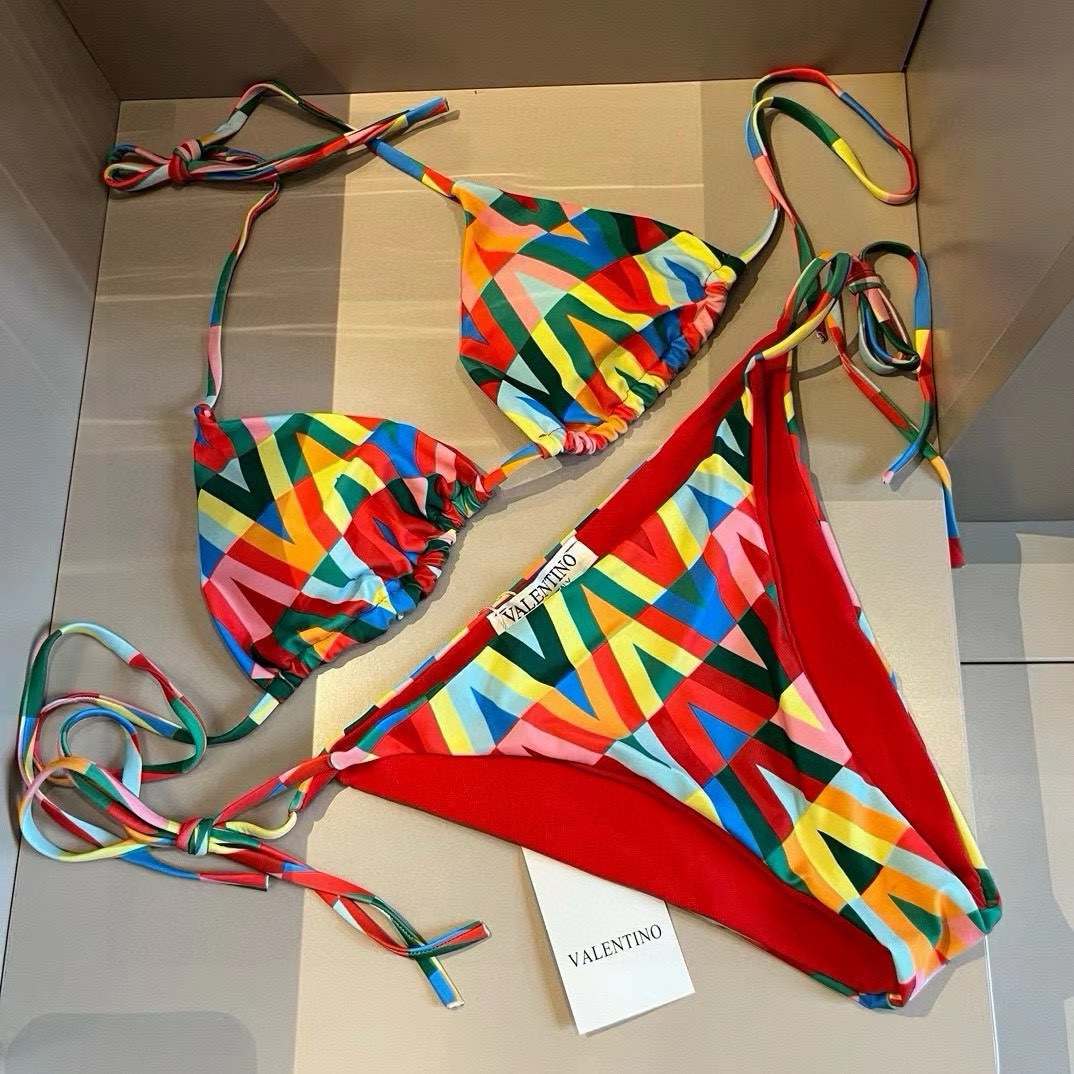 NO:303999,Valentino's new color bikini is released simultaneously in major counters, and it naturally presents a fashionable feeling!  Very age-reducing and youthful. S M L Xl swimsuits, swimming trunks, bikini, swimsuits, swimming trunks, bikinis, valentino, swimsuits, bikinis19860909华伦天奴新款彩色比基尼 同步各大专柜发售,自然而然呈现时尚感！十分减龄,具有年轻活力. 码数S M L Xl泳衣泳裤比基尼,泳衣，泳裤，比基尼,valentino,swimsuits,bikinis,accessory