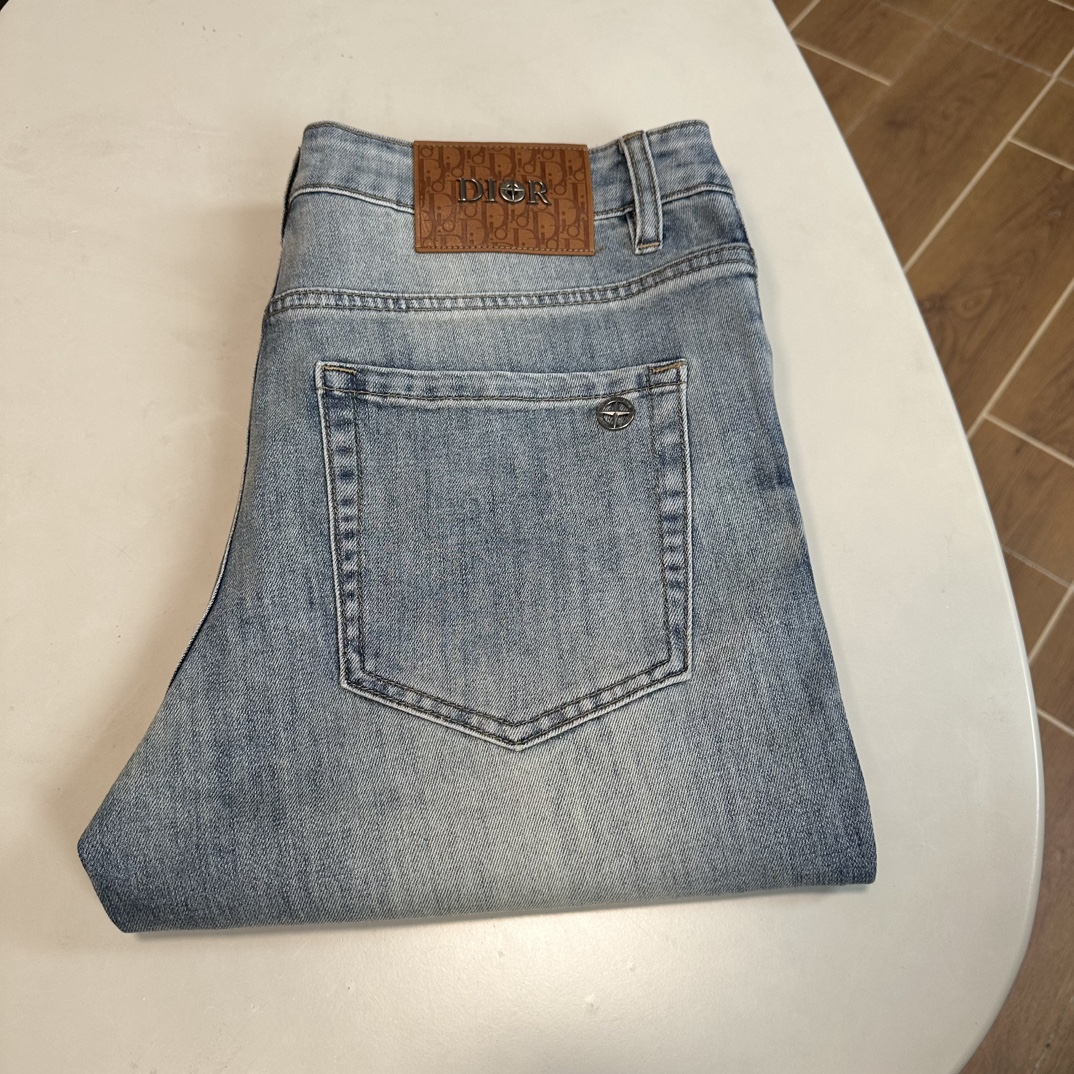 NO:483208,DIOR exclusively available for new jeans, high-end version!  Customized fabrics for counters are breathable and comfortable, with impeccable details, and the brand element design concept reflects high quality. The feel is delicate and soft!  It is casually cut, with a great upper body style!  Number of codes 29-38 None 37,,dior,dior,jeans,alexander wang19860909DIOR 迪奥独家专供新款 牛仔裤,高端版本！专柜定制面料 透气舒适度高,细节无可挑剔,品牌元素设计理念,体现高品质.手感细腻柔软！呈现休闲裁剪,上身版型超赞！ 码数29-38 无37,,dior,dior,jeans,alexander wang,Men's clothing