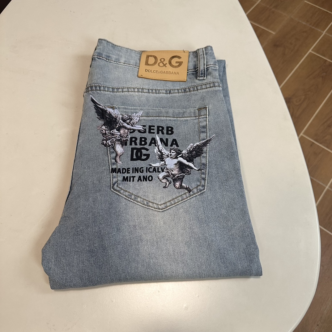 NO:483204,DG Dolce & Gabbana exclusively offers new jeans, high-end version!  Customized fabrics for counters are breathable and comfortable, with impeccable details, and the brand element design concept reflects high quality. The feel is delicate and soft!  It is casually cut, with a great upper body style!  Number of codes 29-38 None 37, Dolce & Gabbana, jeans, alexander wang19860909DG 杜嘉班纳独家专供新款 牛仔裤,高端版本！专柜定制面料 透气舒适度高,细节无可挑剔,品牌元素设计理念,体现高品质.手感细腻柔软！呈现休闲裁剪,上身版型超赞！ 码数29-38 无37,,Dolce&Gabbana,jeans,alexander wang,Men's clothing