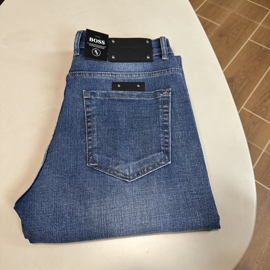 NO:483200,BOSS exclusively available for new jeans, high-end version!  Customized fabrics for counters are breathable and comfortable, with impeccable details, and the brand element design concept reflects high quality. The feel is delicate and soft!  It is casually cut, with a great upper body style!  Number of codes 29-38 None 37, jeans,alexander wang19860909BOSS 独家专供新款 牛仔裤,高端版本！专柜定制面料 透气舒适度高,细节无可挑剔,品牌元素设计理念,体现高品质.手感细腻柔软！呈现休闲裁剪,上身版型超赞！ 码数29-38 无37,,jeans,alexander wang,Men's clothing