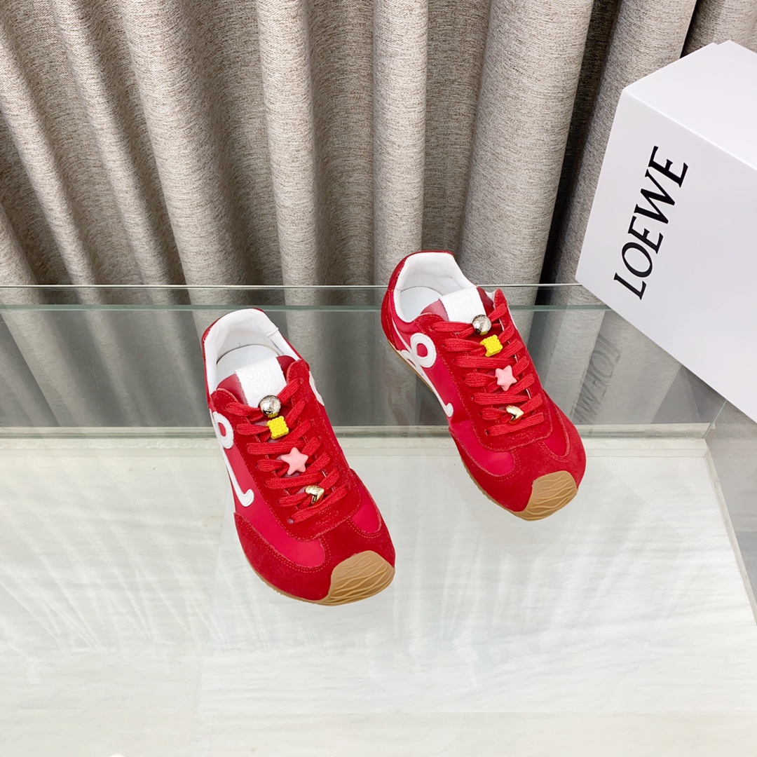 NO:414159,Loew 25ss new Paris fashion balletrunne ballet sneakers Forrest Gump shoes classic love at first glance!  The minimalist style of splicing is really the ultimate!  It's so versatile. You can wear it casually and be very high-end and light, and you can go shopping without any pressure!  It is invincible and comfortable to wear on your feet, light and without weight. I really love it when I go out!  There is a little bit of heightening without hitting the feet. The upper cowhide splicing original fabric. The inner sheepskin. The sole is original wear-resistant rubber combination outsole. Size 35-40 (40 women's customization) for men. 39-45 (45 men's customization), casual shoes/sports shoes, loewe, loewe, sneakers, cowhide, sheepskin19860909Loew罗意威25ss新款巴黎时装 balletrunne芭蕾运动鞋 阿甘鞋 经典一眼就爱上的！拼接的极简风格真的做到极致！实在太百搭,随便穿搭就可以很高级,很轻便,逛街暴走无压力！ 上脚无敌舒适,轻盈无负重感,出街真的爱了！不打脚还有点小增高 鞋面牛皮拼接原版布料 内里羊皮 鞋底原版耐磨橡胶组合大底 Size 35-40（40女定制）男 39-45 (45男定制),休闲鞋/运动鞋,loewe,loewe,sneakers,cowhide,sheepskin,Women's Shoes