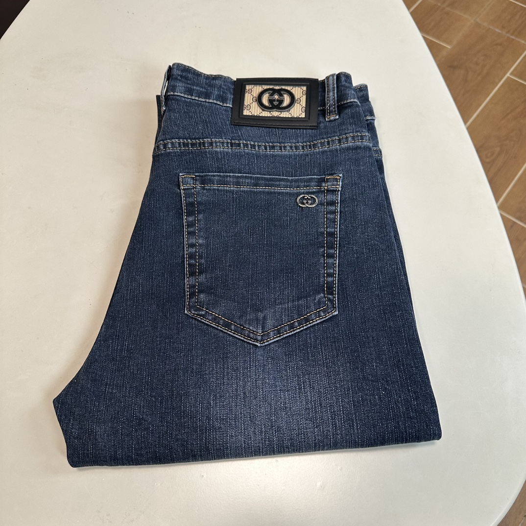 NO:483196,GU Gucci exclusively offers new jeans, high-end version!  Customized fabrics for counters are breathable and comfortable, with impeccable details, and the brand element design concept reflects high quality. The feel is delicate and soft!  It is casually cut, with a great upper body style!  Number of codes 29-38 None 37, gucci, jeans, alexander wang19860909GU 古驰独家专供新款 牛仔裤,高端版本！专柜定制面料 透气舒适度高,细节无可挑剔,品牌元素设计理念,体现高品质.手感细腻柔软！呈现休闲裁剪,上身版型超赞！ 码数29-38 无37,,gucci,jeans,alexander wang,Men's clothing