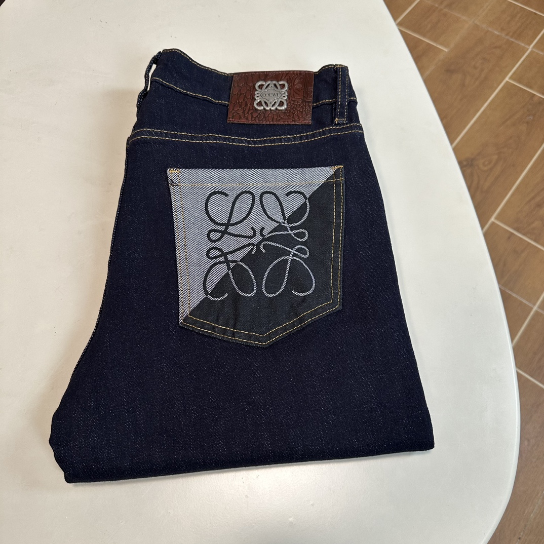 NO:483192,LOE Loe Weiwei exclusively for new jeans, high-end version!  Customized fabrics for counters are breathable and comfortable, with impeccable details, and the brand element design concept reflects high quality. The feel is delicate and soft!  It is casually cut, with a great upper body style!  Number of codes 29-38 None 37, loewe,loewe,jeans,alexander wang19860909LOE 罗意威 独家专供新款 牛仔裤,高端版本！专柜定制面料 透气舒适度高,细节无可挑剔,品牌元素设计理念,体现高品质.手感细腻柔软！呈现休闲裁剪,上身版型超赞！ 码数29-38 无37,,loewe,loewe,jeans,alexander wang,Men's clothing