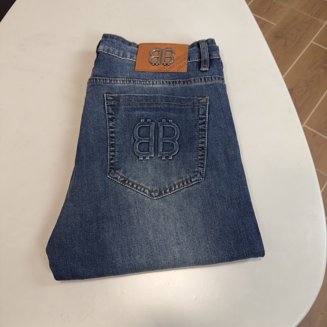 NO:483188,BLCG Balenciaga exclusively for new jeans, high-end version!  Customized fabrics for counters are breathable and comfortable, with impeccable details, and the brand element design concept reflects high quality. The feel is delicate and soft!  It is casually cut, with a great upper body style!  Count 29-38 None 37, balenciaga, jeans, alexander wang19860909BLCG 巴黎世家独家专供新款 牛仔裤,高端版本！专柜定制面料 透气舒适度高,细节无可挑剔,品牌元素设计理念,体现高品质.手感细腻柔软！呈现休闲裁剪,上身版型超赞！ 码数29-38 无37,,balenciaga,jeans,alexander wang,Men's clothing