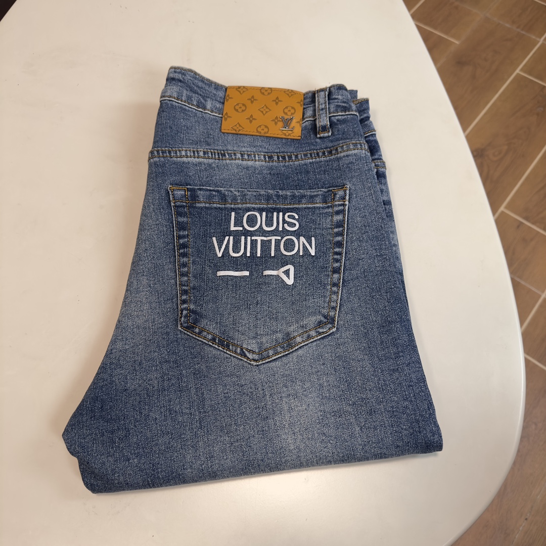 NO:483183,LV Louis Vuitton exclusively for new jeans, high-end version!  Customized fabrics for counters are breathable and comfortable, with impeccable details, and the brand element design concept reflects high quality. The feel is delicate and soft!  It is casually cut, with a great upper body style!  Count 29-38 None 37, louis vuitton,louis vuitton,jeans,alexander wang19860909LV 路易威登 独家专供新款 牛仔裤,高端版本！专柜定制面料 透气舒适度高,细节无可挑剔,品牌元素设计理念,体现高品质.手感细腻柔软！呈现休闲裁剪,上身版型超赞！ 码数29-38 无37,,louis vuitton,louis vuitton,jeans,alexander wang,Men's clothing