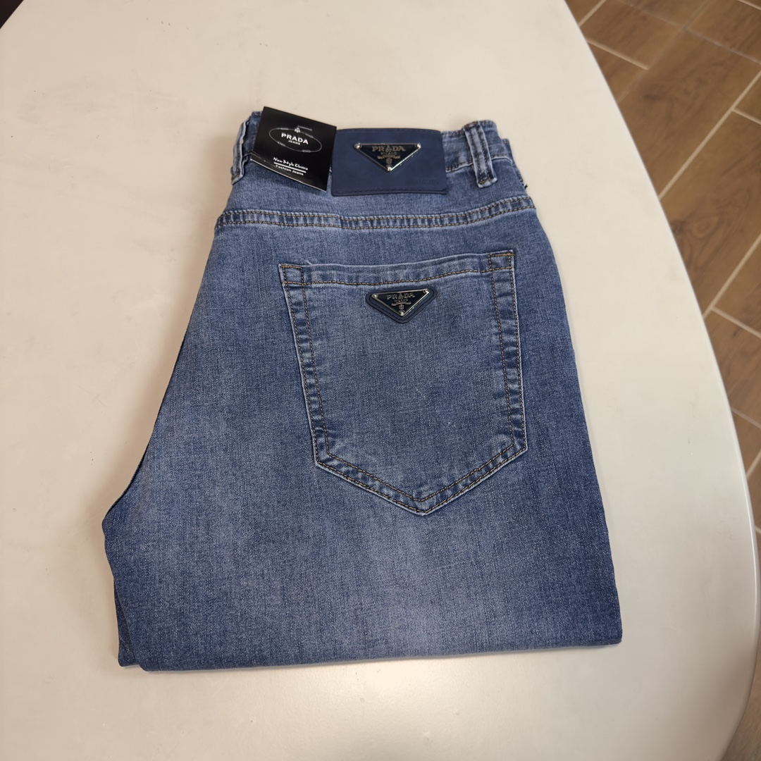 NO:483217,PRA Prada exclusively for new jeans, high-end version!  Customized fabrics for counters are breathable and comfortable, with impeccable details, and the brand element design concept reflects high quality. The feel is delicate and soft!  It is casually cut, with a great upper body style!  Number of codes 29-38 None 37, prada, prada, jeans, alexander wang19860909PRA 普拉达独家专供新款 牛仔裤,高端版本！专柜定制面料 透气舒适度高,细节无可挑剔,品牌元素设计理念,体现高品质.手感细腻柔软！呈现休闲裁剪,上身版型超赞！ 码数29-38 无37,,prada,prada,jeans,alexander wang,Men's clothing