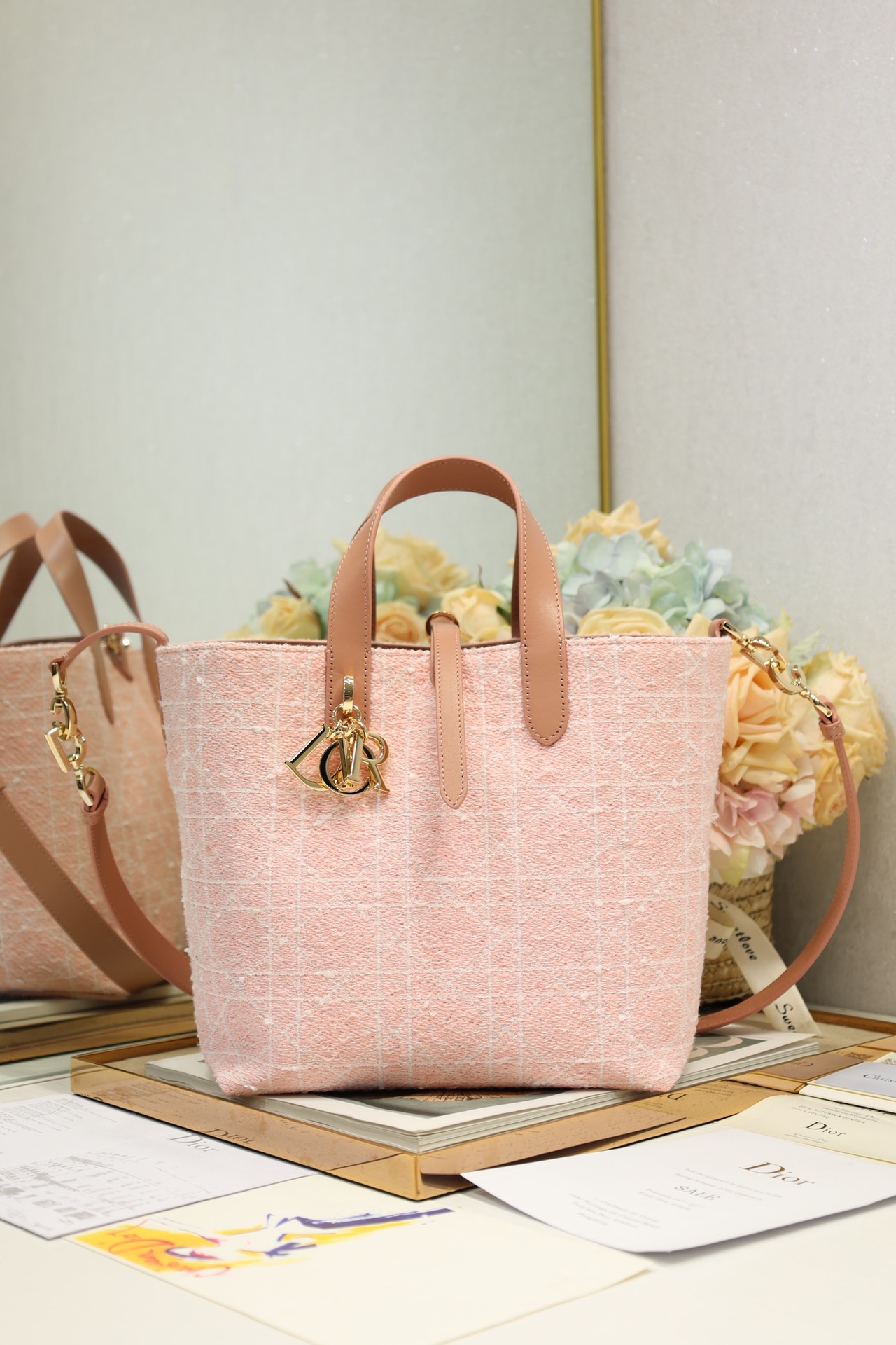 NO:389259,#Medium Dior Toujours vertical handbag 'Pink Coarse Cloth' This Dior Toujours vertical handbag is stylish and practical and unique. It is carefully crafted from pink tweed and other materials, decorated with white rattan check pattern, and the spacious internal compartment can store all kinds of daily necessities. It has a slim leather lace-up closure, which can be safely stored in various items. It also has CD Lock letter D knob buckle, which can be adjusted on both sides to enhance the style. Medium style, top leather handle with removable leather shoulder straps, which can be carried, shoulder or crossbody. Double-close design slim lace-up and Christian Dior Paris lace-up CD Lock buckle D.I.O.R. pendant Interior insertion bag can hold cards Top leather handle  Removable leather shoulder strap Model 2836 Dimensions 23 x 24 x 16 cm (L x H x W) Storage 2 wallets, 1 cell phone, 2 card clips, sunglasses and lipstick, Dior, dior, dior, wallets19860909#中号 Dior Toujours 竖版手袋「粉色粗花布」 这款 Dior Toujours 竖版手袋时尚实用,别具一格.采用粉色粗花呢等材质精心制作,饰以白色藤格纹图案,宽敞的内部隔层可收纳各种日常用品.设有纤细皮革系带开合,可安全收纳各种物品,另有 CD Lock 字母 D 旋钮式扣环,可调节两侧,提升格调.中号款式,顶部皮革手柄搭配可拆卸的皮革肩带,可手提、肩背或斜挎. 双开合设计纤细系带和 Christian Dior Paris 系带搭配 CD Lock 扣环 D.I.O.R. 吊饰 内部插袋可放置卡片 顶部皮革手柄 可拆卸皮革肩带 型号2836 尺寸23 x 24 x 16 厘米（长 x 高 x 宽） 可收纳 2 个钱包、1 部手机、2 个卡夹、太阳眼镜和唇膏,迪奥,dior,dior,wallets,Bag