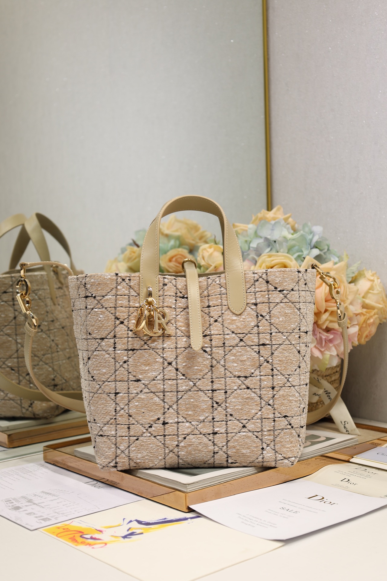 NO:389264,#Medium Dior Toujours vertical handbag 'Apricot Color Cloth' This Dior Toujours vertical handbag is stylish and practical and unique. It is carefully crafted from apricot tweed and other materials, decorated with white rattan plaid patterns, and the spacious internal compartment can store all kinds of daily necessities. It has a slim leather lace-up closure, which can safely store all kinds of items. It also has CD Lock letter D knob buckle, which can be adjusted on both sides to enhance the style. Medium style, top leather handle with removable leather shoulder straps, which can be carried, shoulder or crossbody. Double-close design slim lace-up and Christian Dior Paris lace-up CD Lock buckle D.I.O.R. Suspension Inner insertion bag can hold cards Top leather handle  Removable leather shoulder strap Model 2836 Dimensions 23 x 24 x 16 cm (L x H x W) Storage 2 wallets, 1 cell phone, 2 card clips, sunglasses and lipstick, Dior, dior, dior, wallets19860909#中号 Dior Toujours 竖版手袋「杏色粗花布」 这款 Dior Toujours 竖版手袋时尚实用,别具一格.采用杏色粗花呢等材质精心制作,饰以白色藤格纹图案,宽敞的内部隔层可收纳各种日常用品.设有纤细皮革系带开合,可安全收纳各种物品,另有 CD Lock 字母 D 旋钮式扣环,可调节两侧,提升格调.中号款式,顶部皮革手柄搭配可拆卸的皮革肩带,可手提、肩背或斜挎. 双开合设计纤细系带和 Christian Dior Paris 系带搭配 CD Lock 扣环 D.I.O.R. 吊饰 内部插袋可放置卡片 顶部皮革手柄 可拆卸皮革肩带 型号2836 尺寸23 x 24 x 16 厘米（长 x 高 x 宽） 可收纳 2 个钱包、1 部手机、2 个卡夹、太阳眼镜和唇膏,迪奥,dior,dior,wallets,Bag