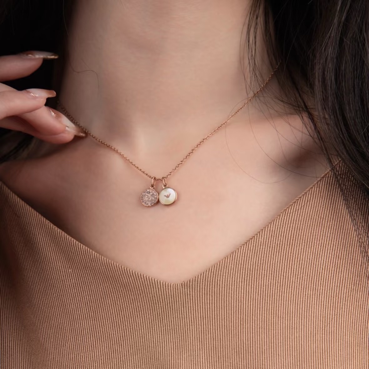 NO:108737,Armani's new pendant necklace really picks up my aesthetic taste. It's not that kind of gentle, but very mature. The kind of people who look very delicate, fashionable, and high-end. There are black and white. Armani's Iogo loves a very special one, jewelry boutique, armani, armani, necklace19860909阿玛尼Armani新品吊坠项链真的挑到我的审美上了,不是那种很温柔,很成熟的是那种一看上去显的人很精致,很时尚,很高档而且黑色跟白色上面都有阿玛尼的Iogo爱了非常特别的一款,饰品精品,armani,armani,necklace,Jewelry