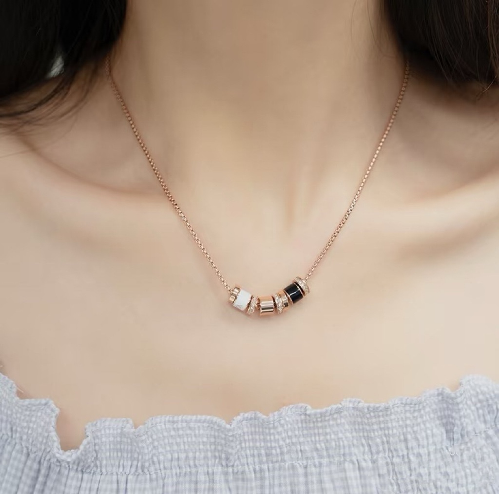 NO:108740,Armani's new Armani's multiple pendant necklaces have really picked my aesthetics. They are not that gentle, but very mature. They look very delicate, fashionable, and high-end. There are black and white. I love a very special one, jewelry boutique, armani, armani, necklace19860909阿玛尼Armani新品多件吊坠项链真的挑到我的审美上了,不是那种很温柔,很成熟的是那种一看上去显的人很精致,很时尚,很高档而且黑色跟白色上面都有阿玛尼的Iogo爱了非常特别的一款,饰品精品,armani,armani,necklace,Jewelry