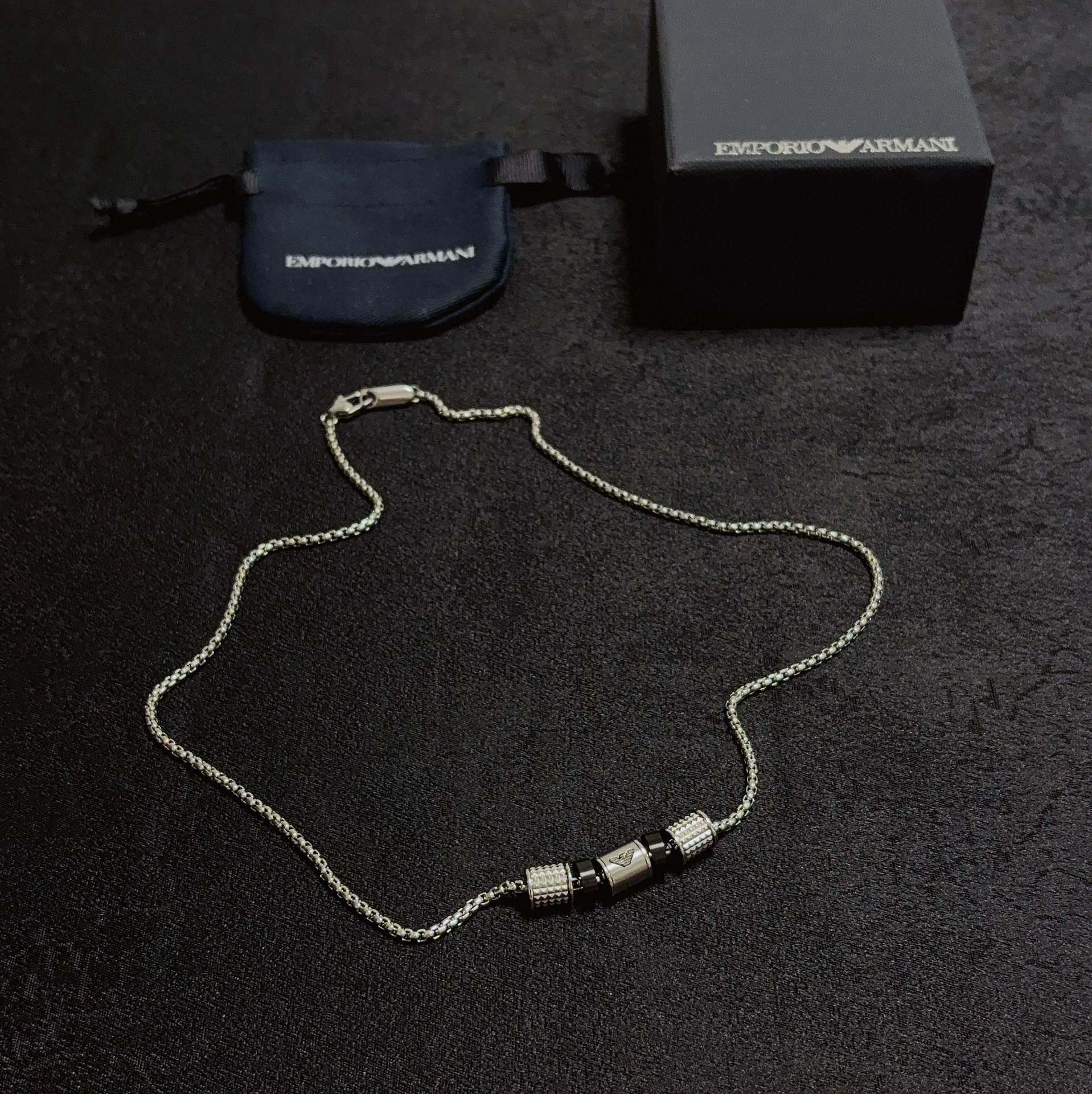 Stylish Locket Necklaces in Amani Armani’s New Collection: Sophisticated and Fashionable Designs - 图片 7