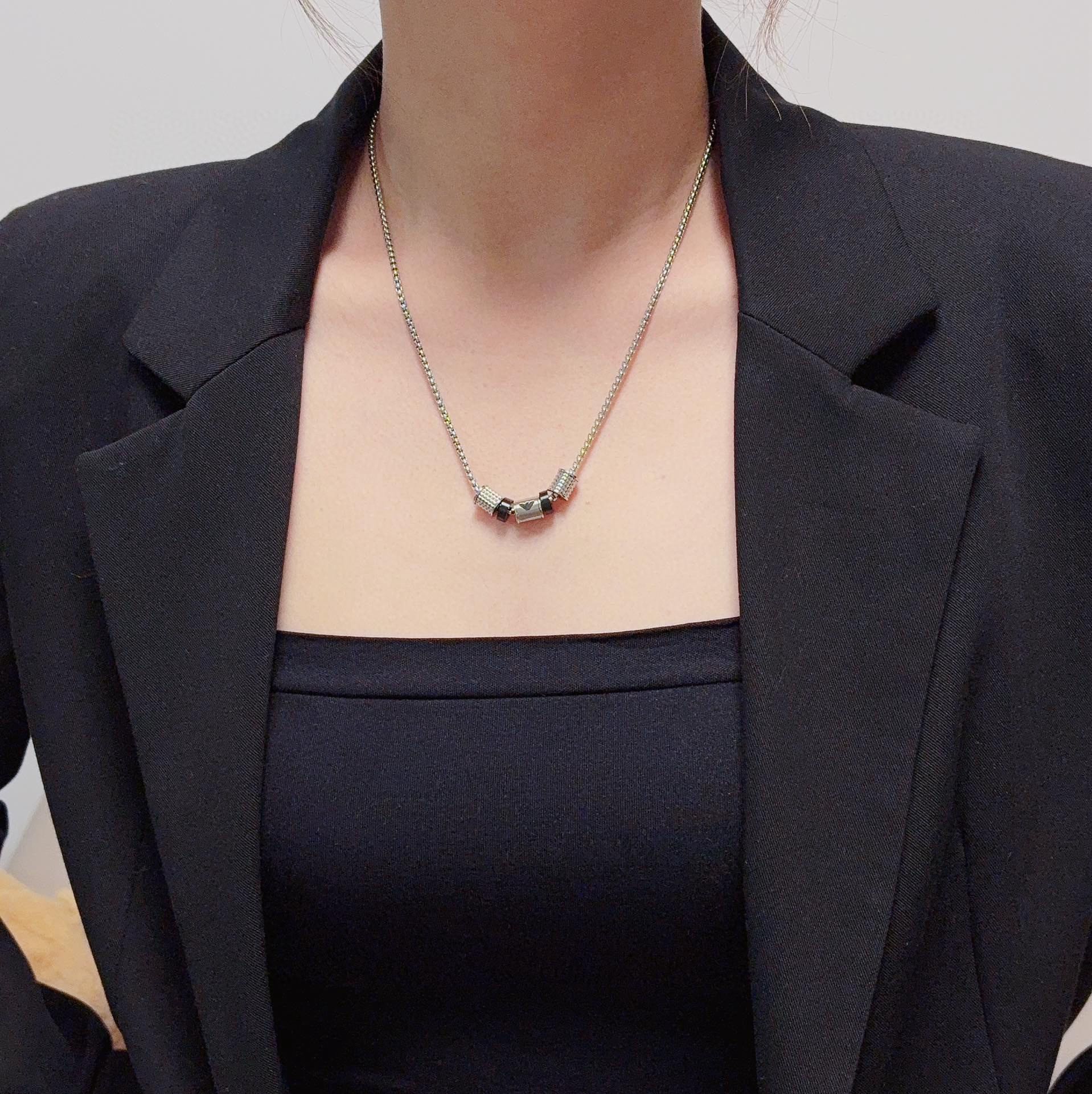 Stylish Locket Necklaces in Amani Armani’s New Collection: Sophisticated and Fashionable Designs - 图片 8