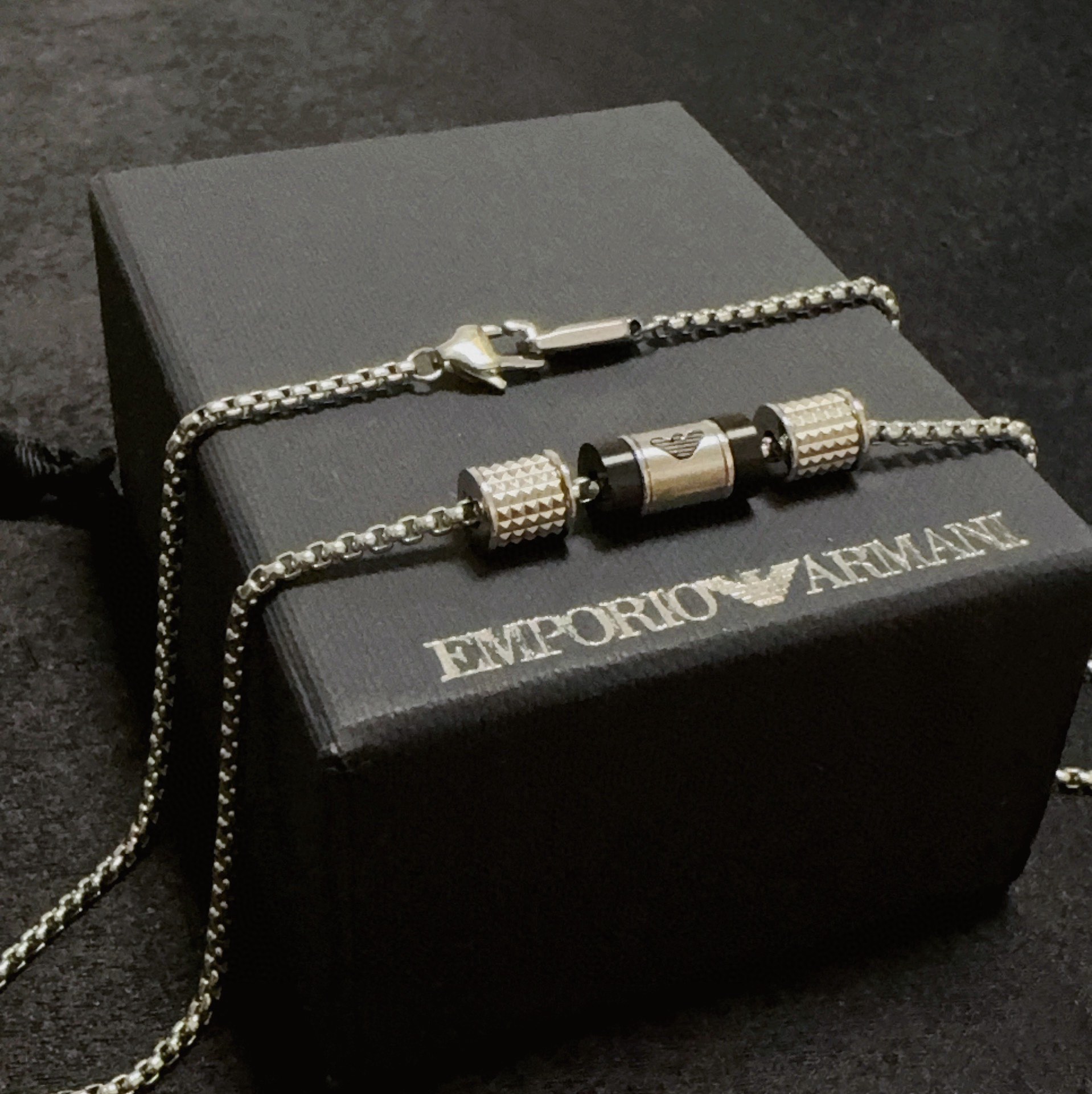 Stylish Locket Necklaces in Amani Armani’s New Collection: Sophisticated and Fashionable Designs - 图片 6