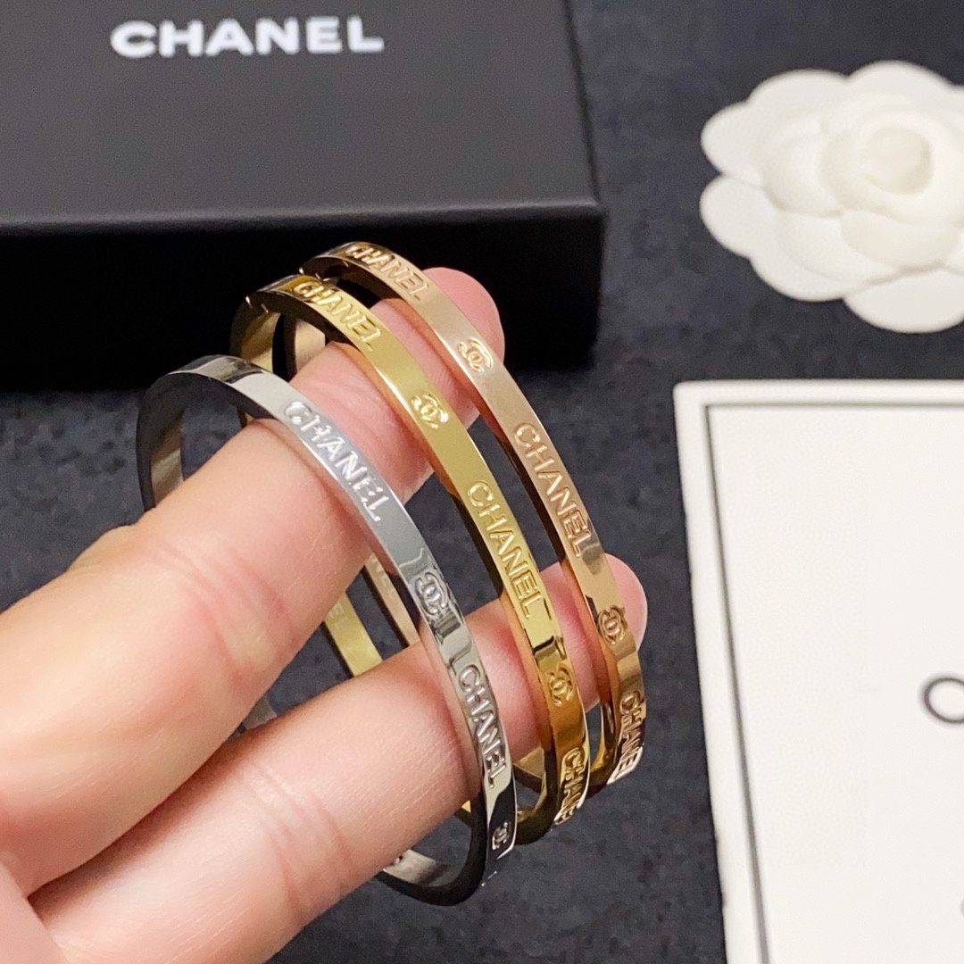 NO:108742,The new Chanel Chanel narrow version engraved letter bracelet super heavy industry bling bling bling, the color matching is very good and high-end, the goddess temperament is high-end, the fine steel material is not allergic to fade, one to one exquisite craft, the classic charm, the cost-effectiveness is a must-have choice, the jewelry quality, chanel, chanel, bracelet19860909新款香奈儿Chanel窄版雕刻字母手镯超重工bling bling,颜色搭配得非常好高级感 女神气质高端 精钢材质不过敏不褪色.一比一精美工艺,经典至极的魅物,性价比高 必备必入之选,饰品精品,chanel,chanel,bracelet,Jewelry